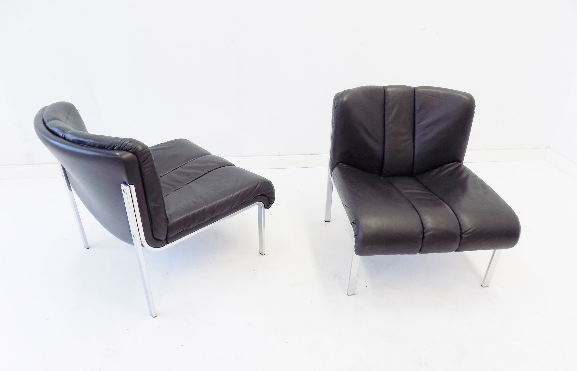 Eurochair set of 2 black leather lounge chairs by Girsberger