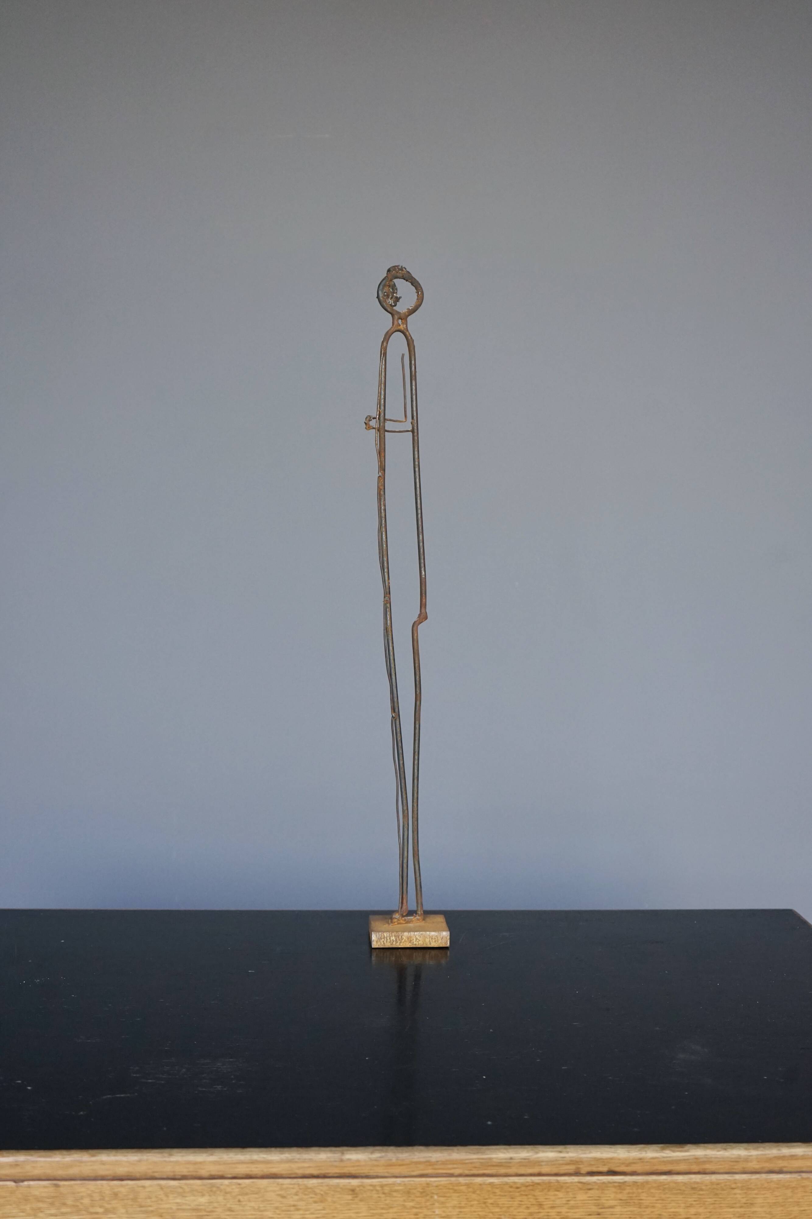 Sculpture en métal représentant un personnage debout. XXe siècle