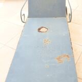 Chaise longue ancienne en fer forgé vintage à roulette en l’état à restaurer