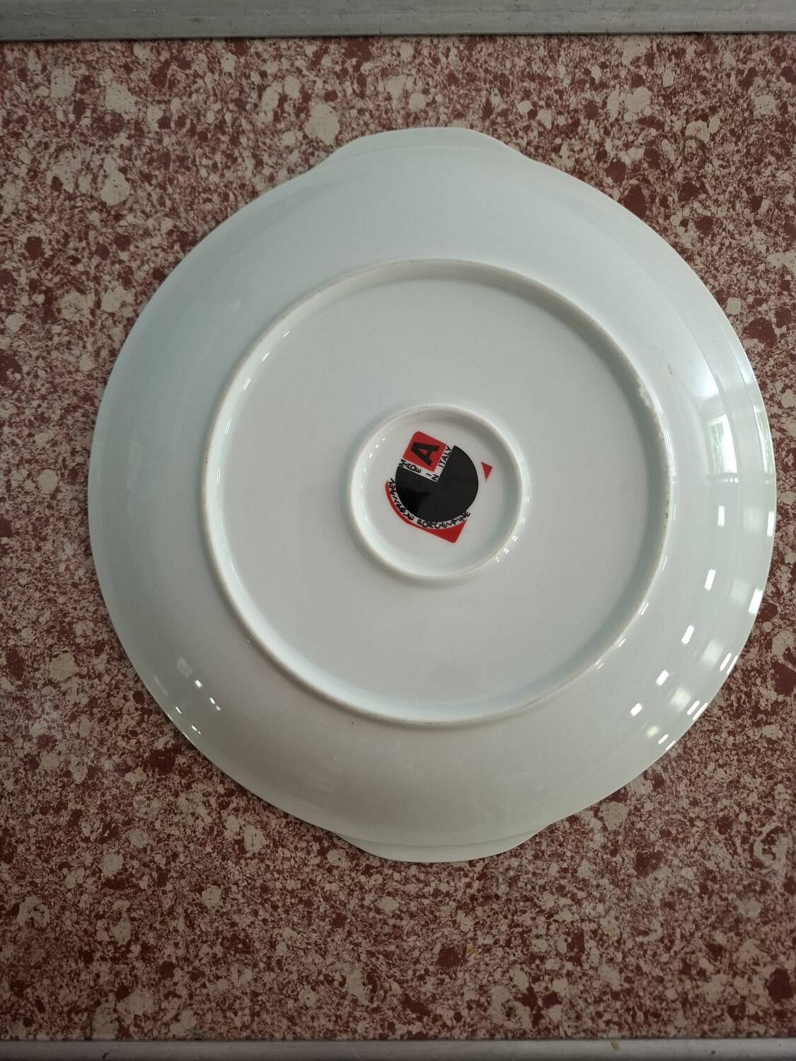 Round serving dish, Italy, 70'
