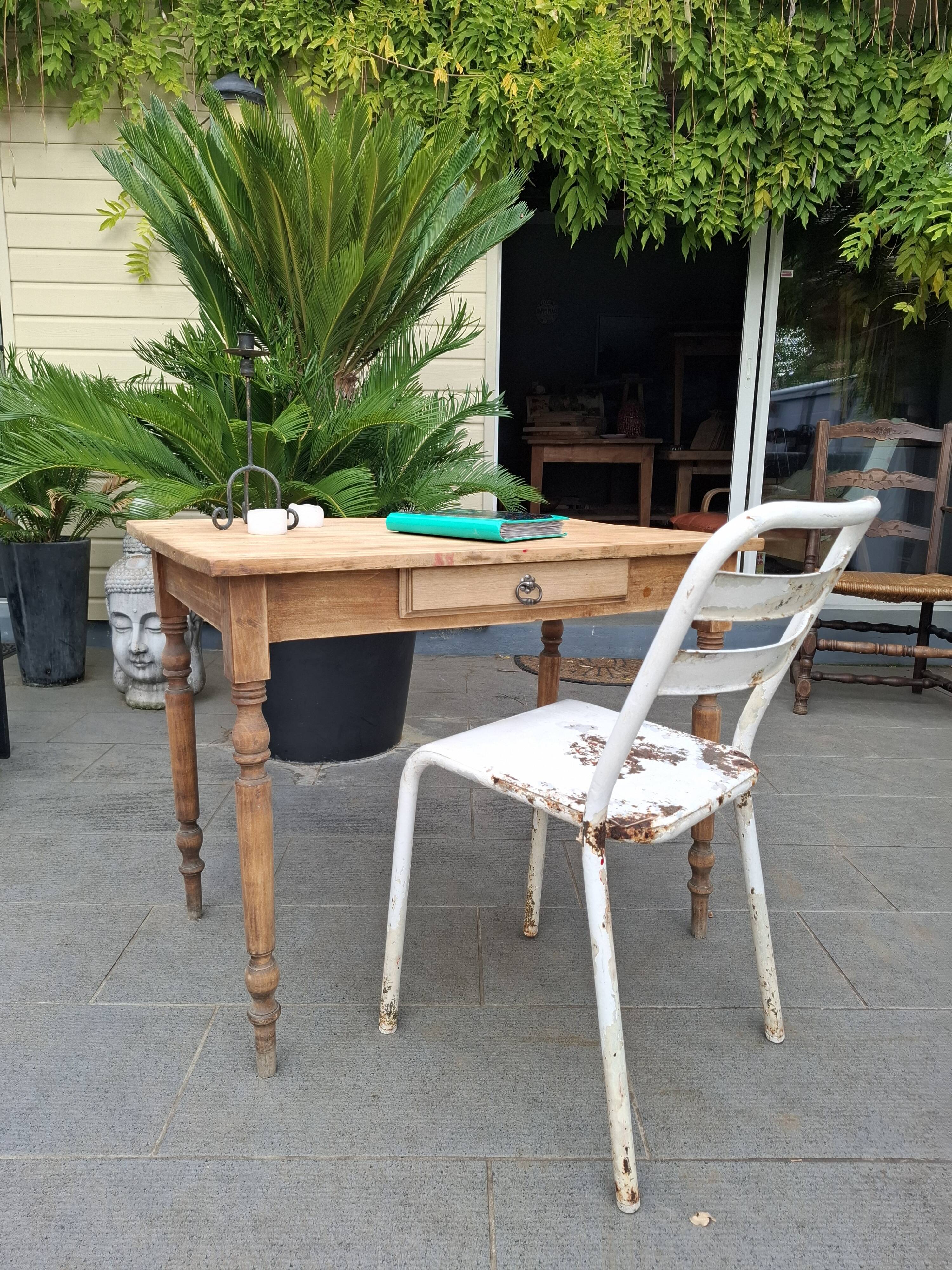 Bureau rénovée à la main