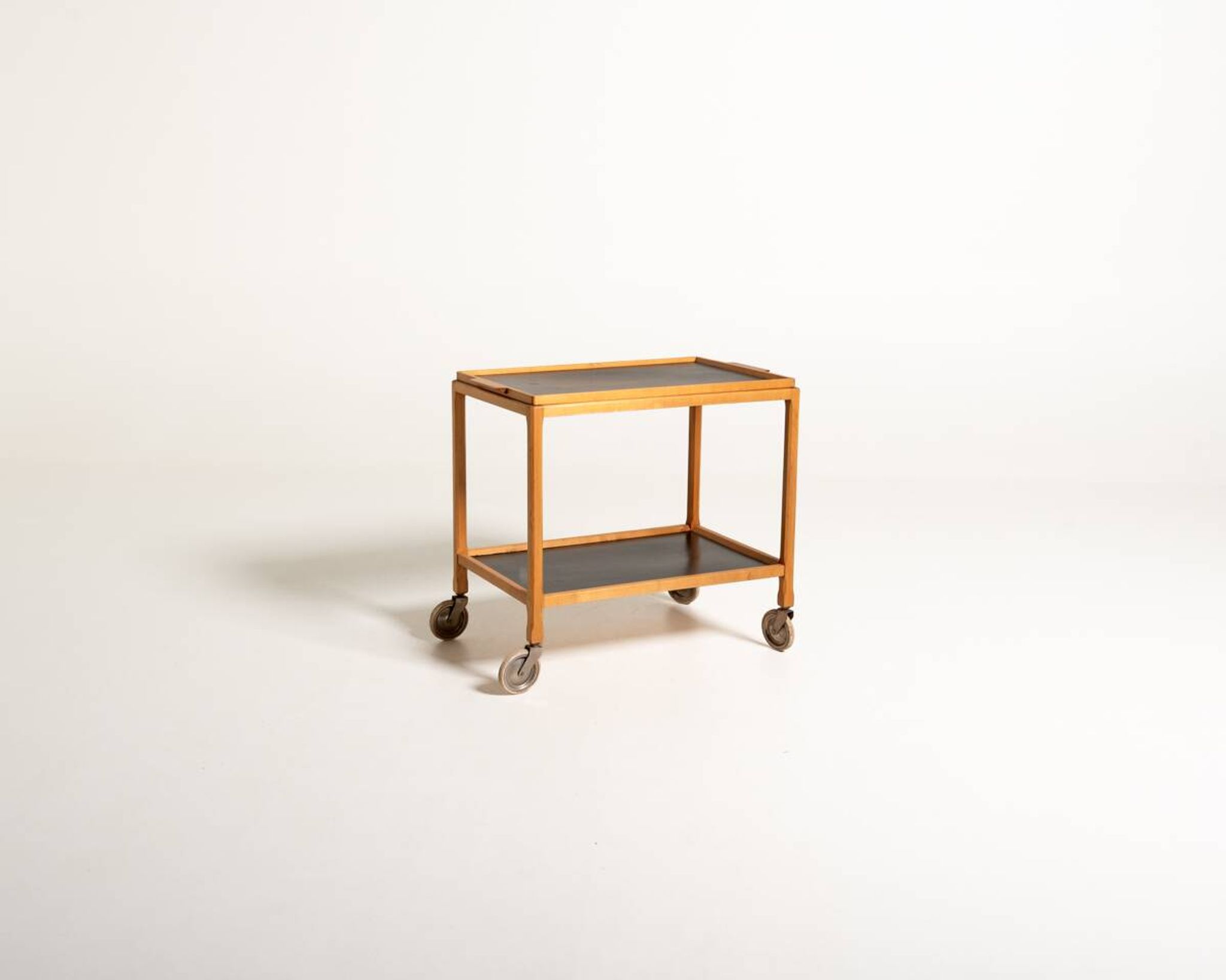 Chariot de service scandinave avec plateau amovible
