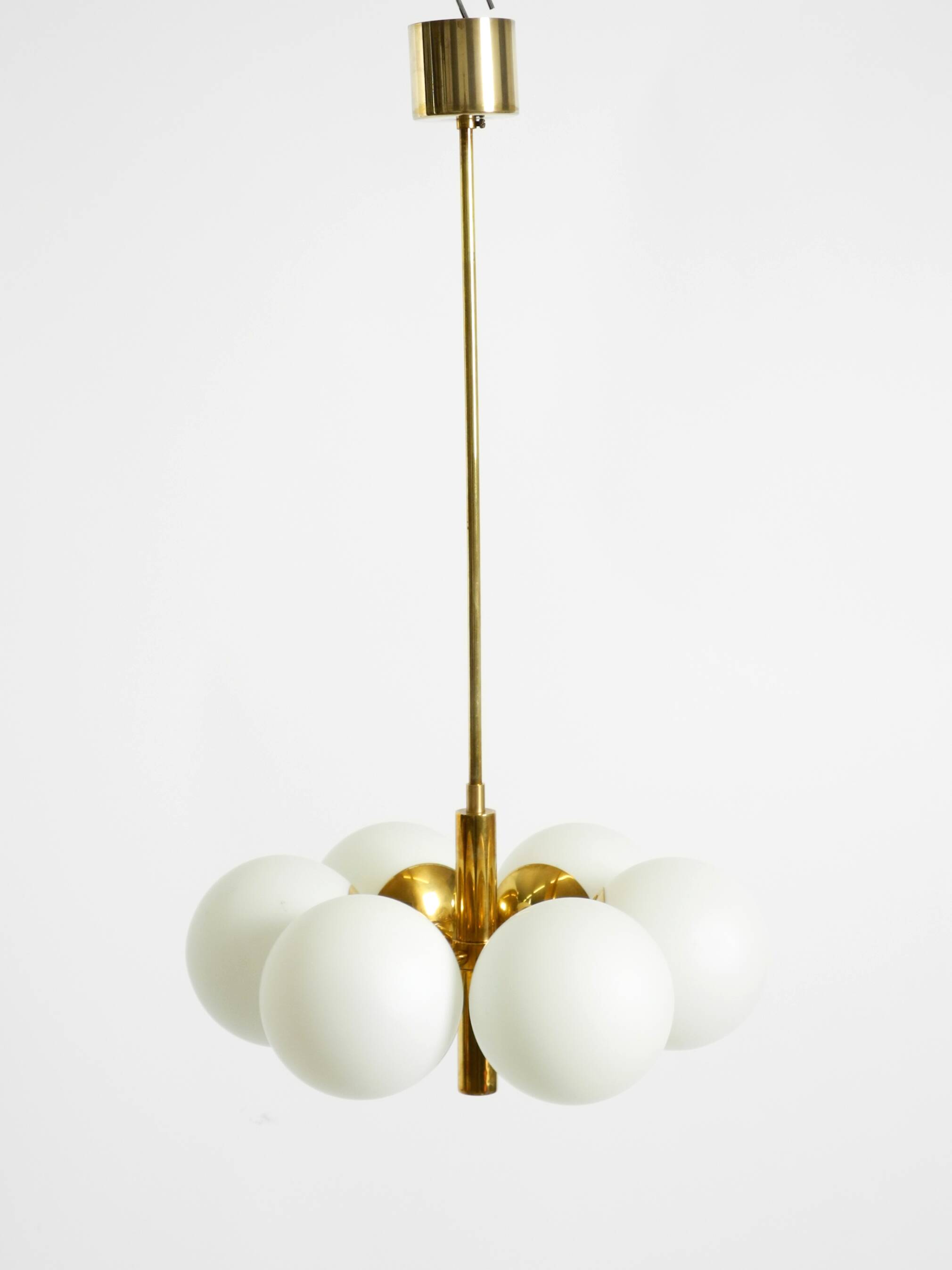 Suspension en laiton Kaiser Leuchten des années 1960 avec 6 abat-jours en verre opale.