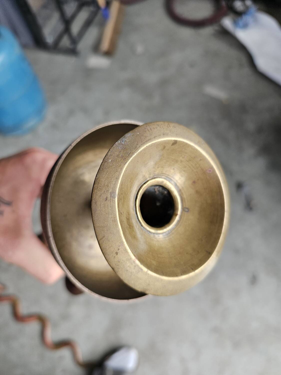 Paire de bougeoirs muraux en bronze figurant un serpent, 1960