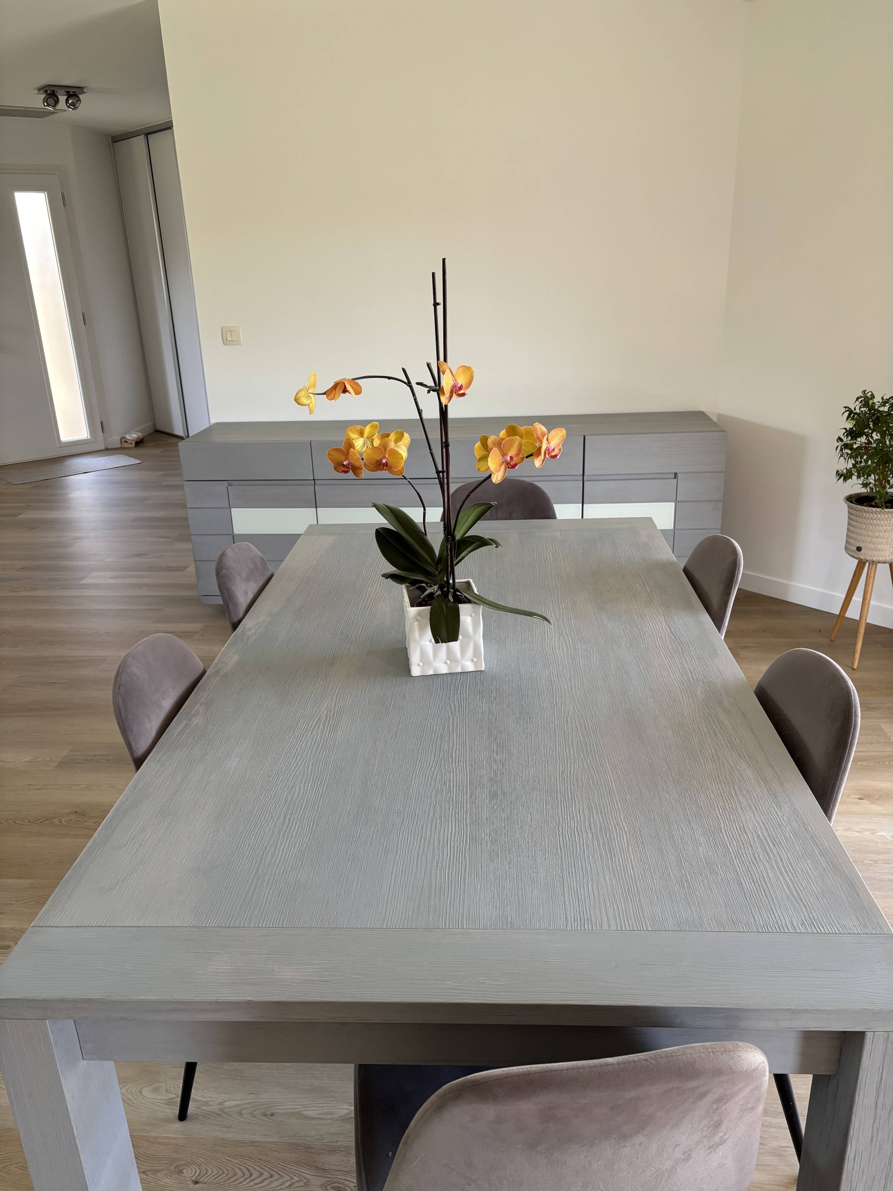 Captain Oliver solid wood table, integrated extensions.