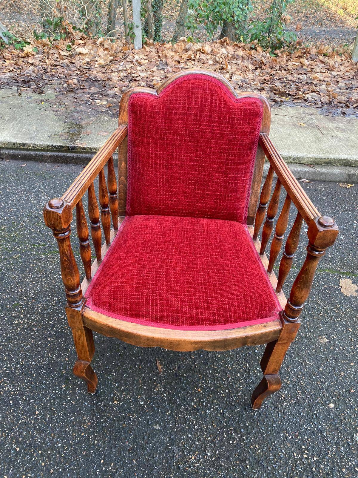 Fauteuil vintage art nouveau en bois massif et velours bordeaux du 20ème