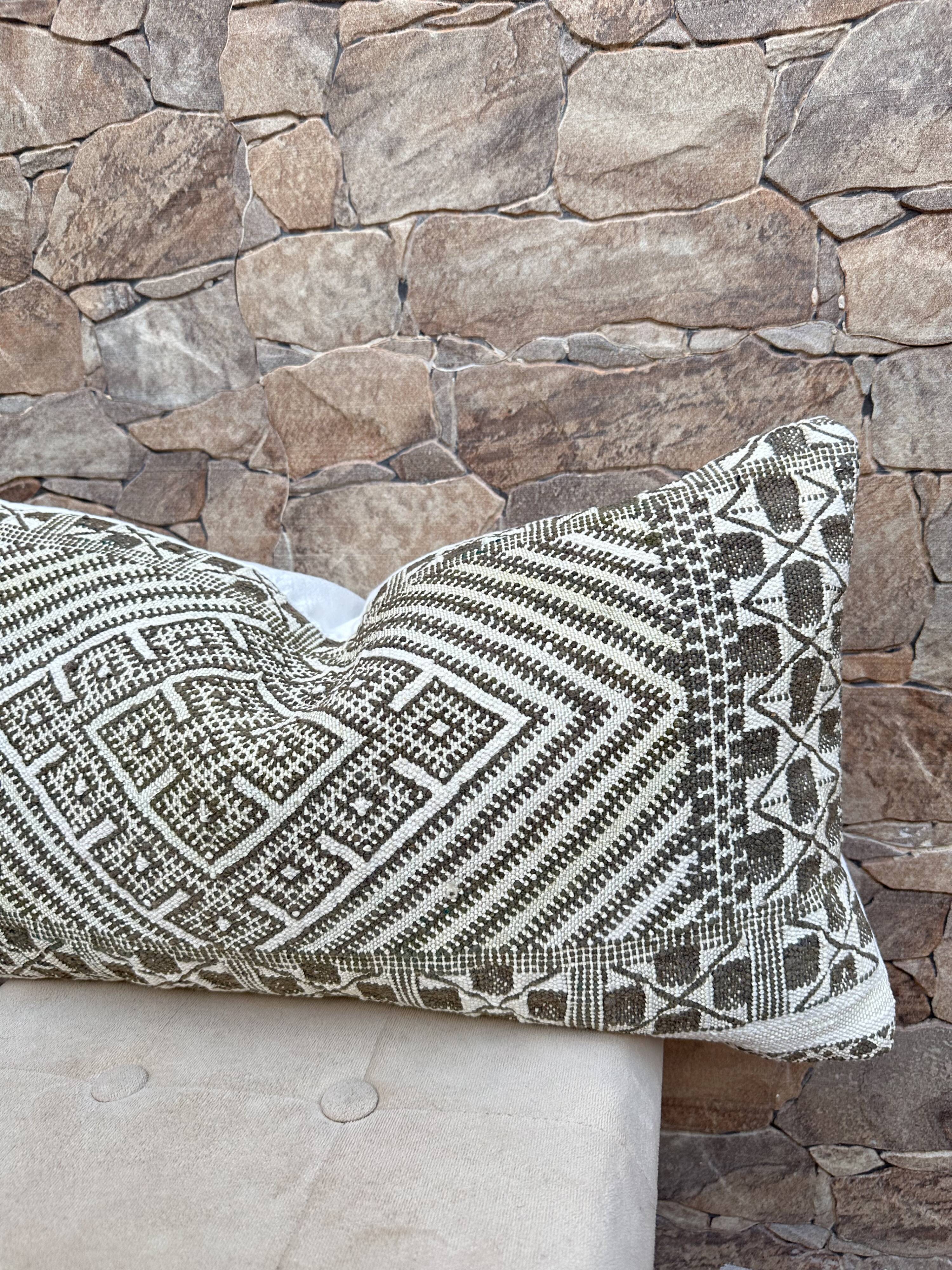 Vintage Moroccan Berber Boujaad pillow