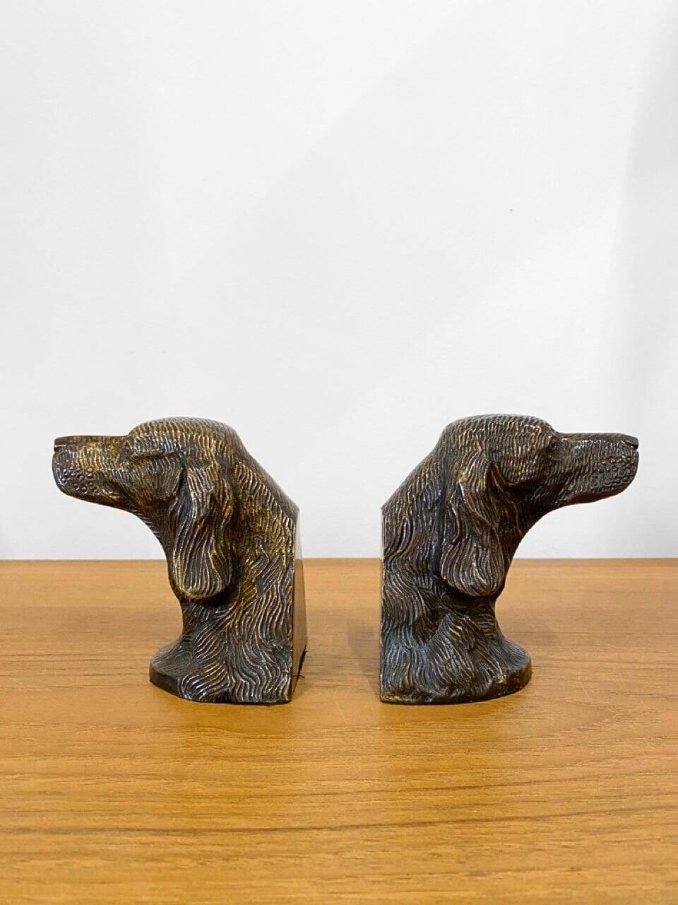 Paire de serre-livres anciens “Chiens de chasse” en bronze