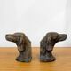 Paire de serre-livres anciens “Chiens de chasse” en bronze