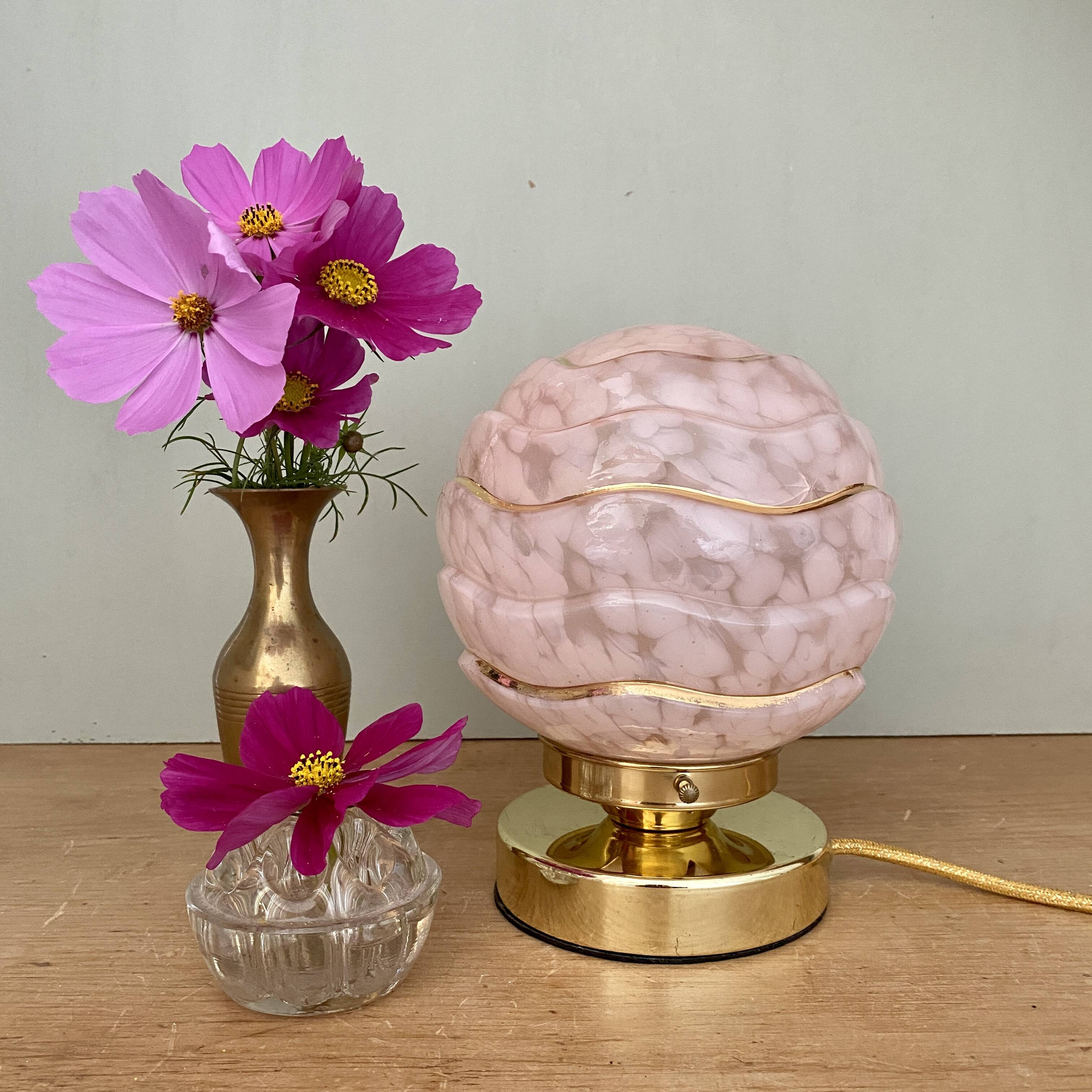 Vintage art deco globe table lamp in pink and gold Clichy glass