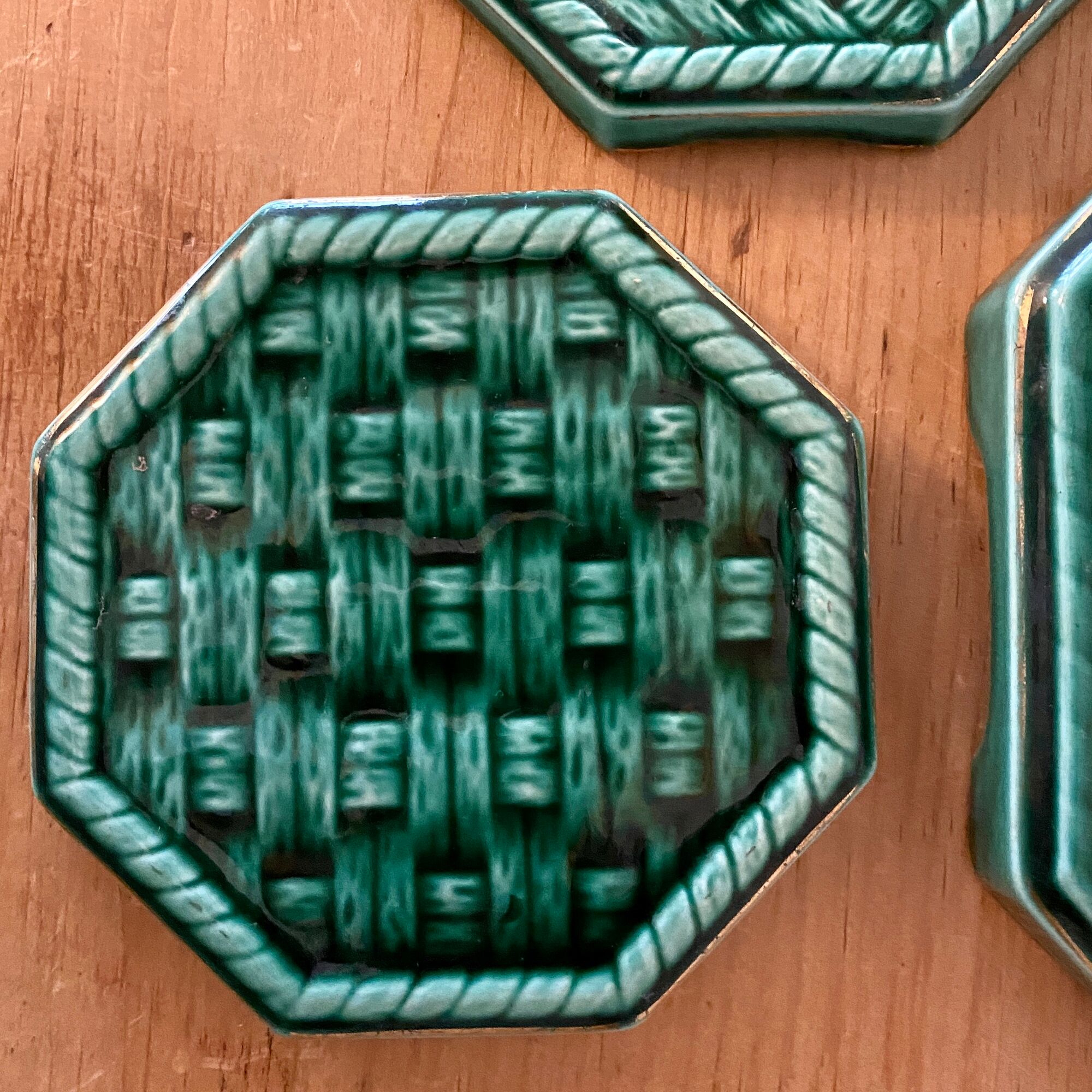 Set de un dessous de plat et deux dessous de bouteille vintage Digoin