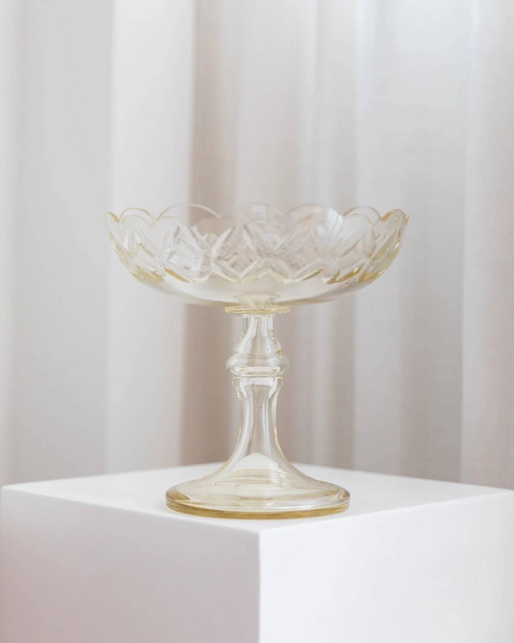 Bol à salade en verre cristal clair sur piédestal, Art Nouveau italien des années 1910 avec teinte ambre.