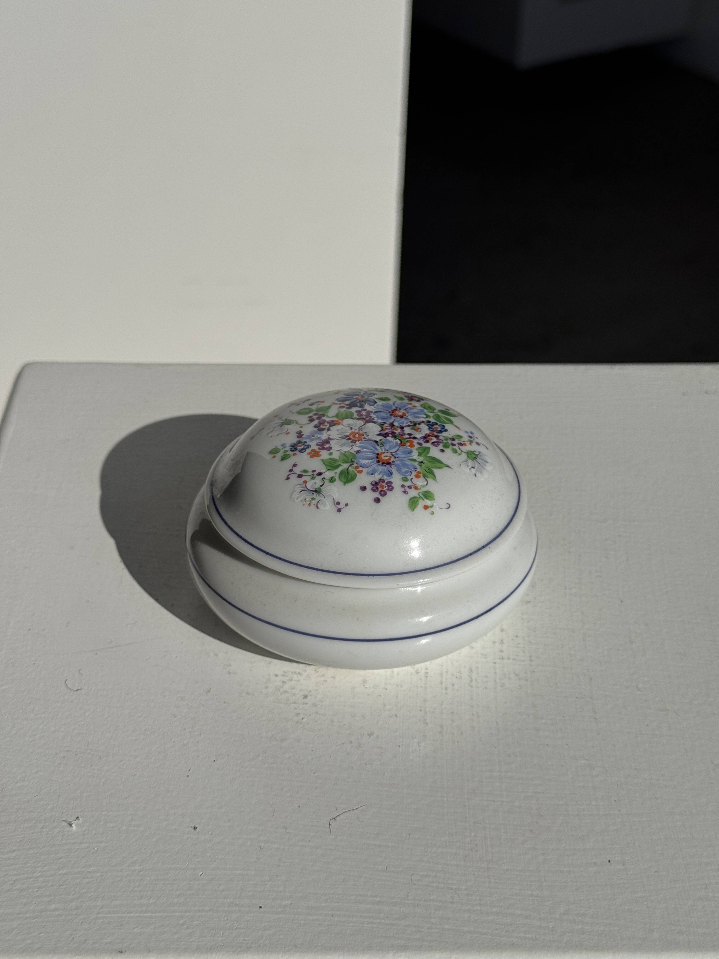 Porcelain bonbonnière with a lid decorated with flowers D10