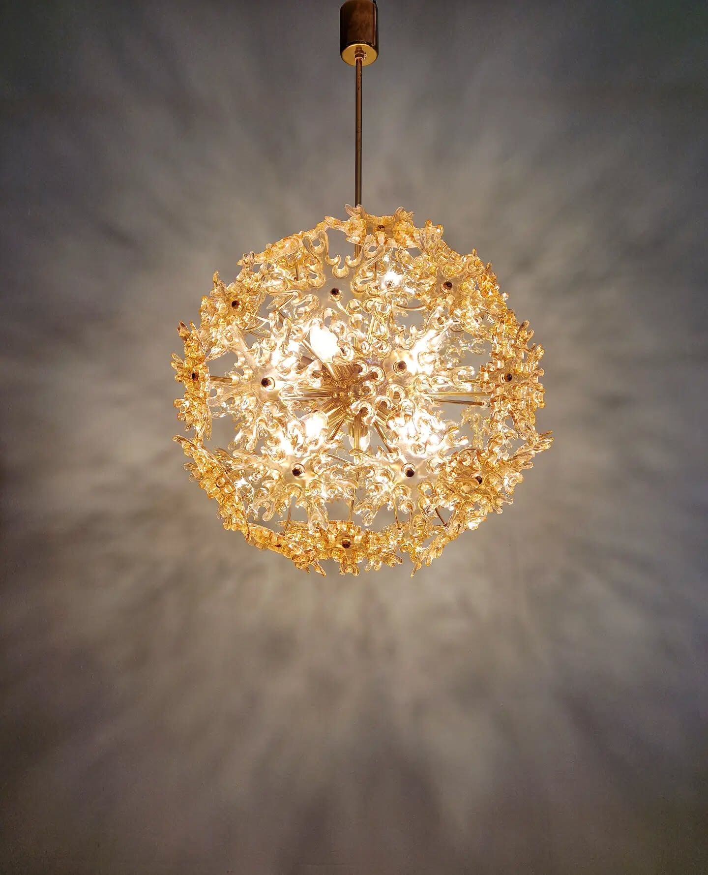 Large Sputnik chandelier in brass and amber Murano glass, SiSche, 1960.