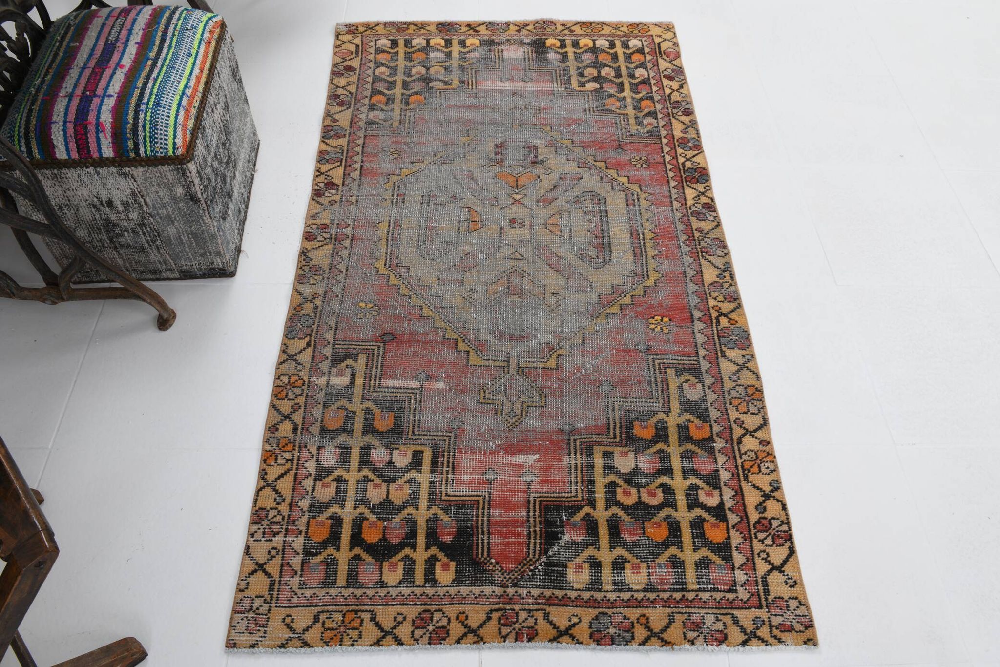 3x6 Shades Of Red & Black Handmade Wool Classic Vintage Rug, 100x179Cm