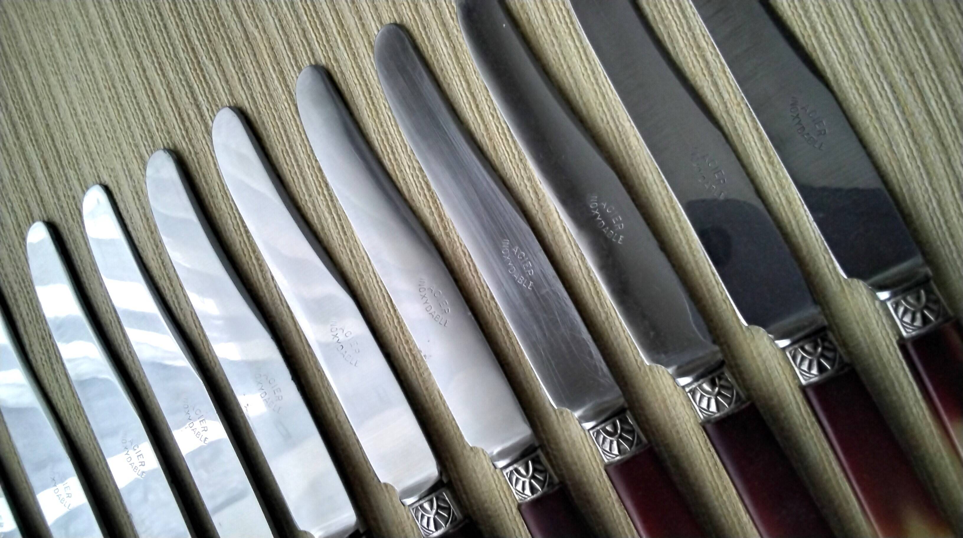 12 cheese knives, fruit handle in horn