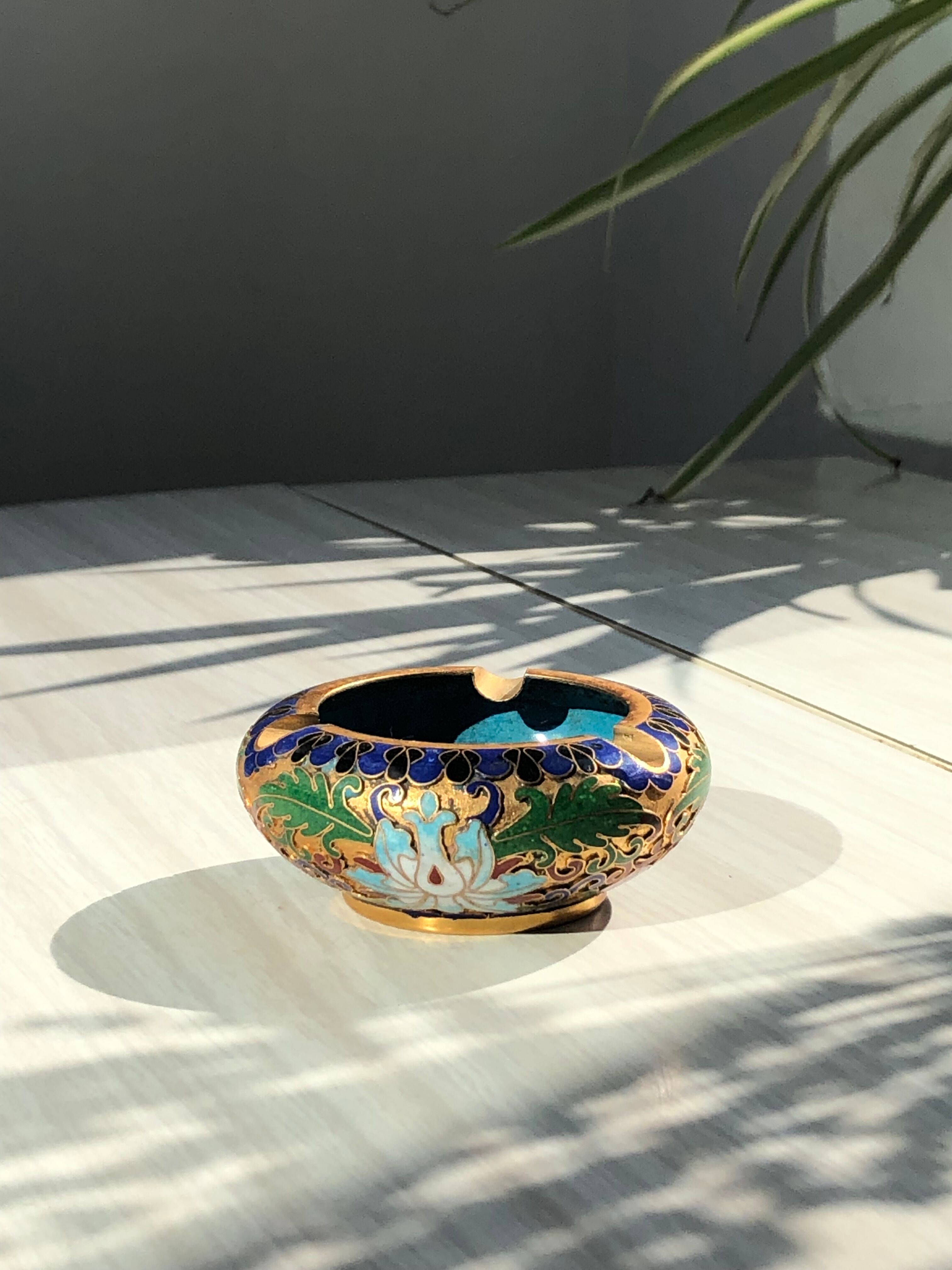 Ashtray floral floral ornament plant in relief on a golden background