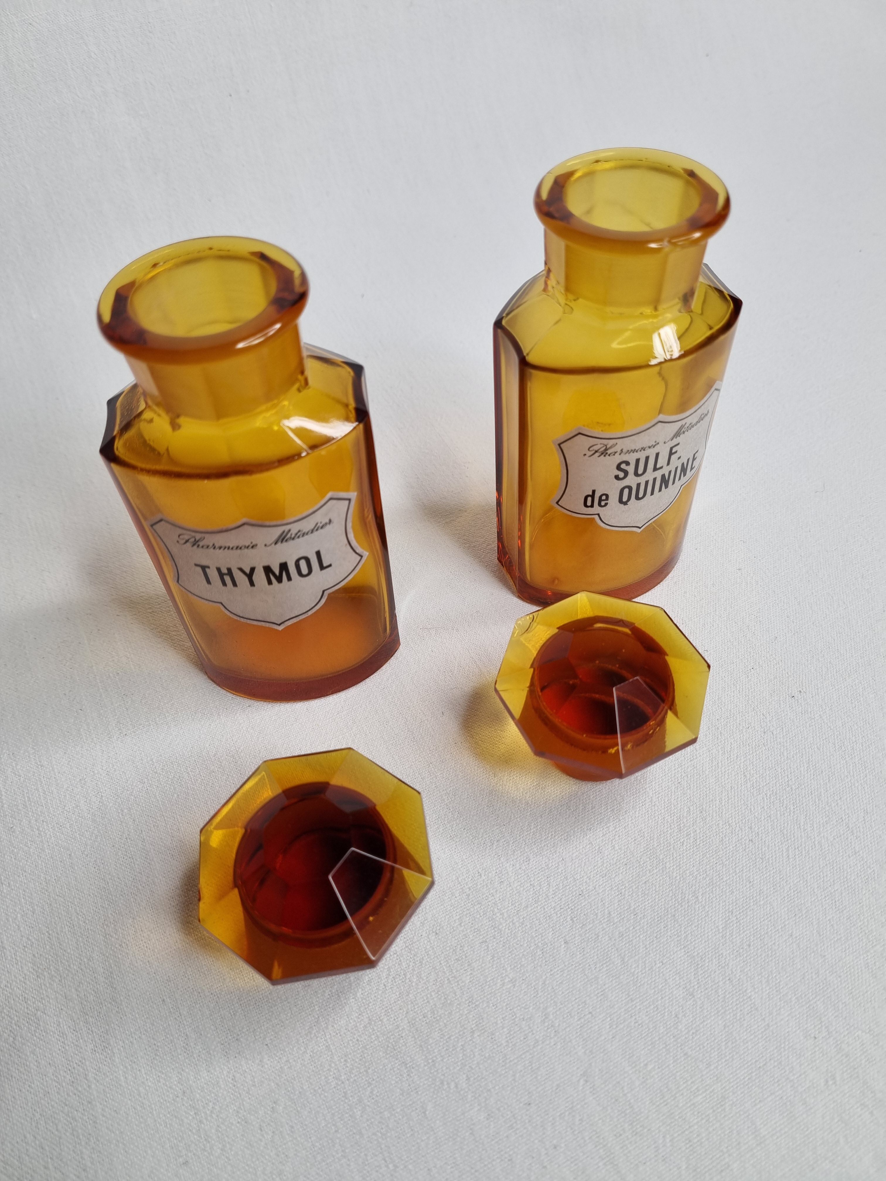 Two vials of apothecary "Pharmacie Metedier" 13 cm
