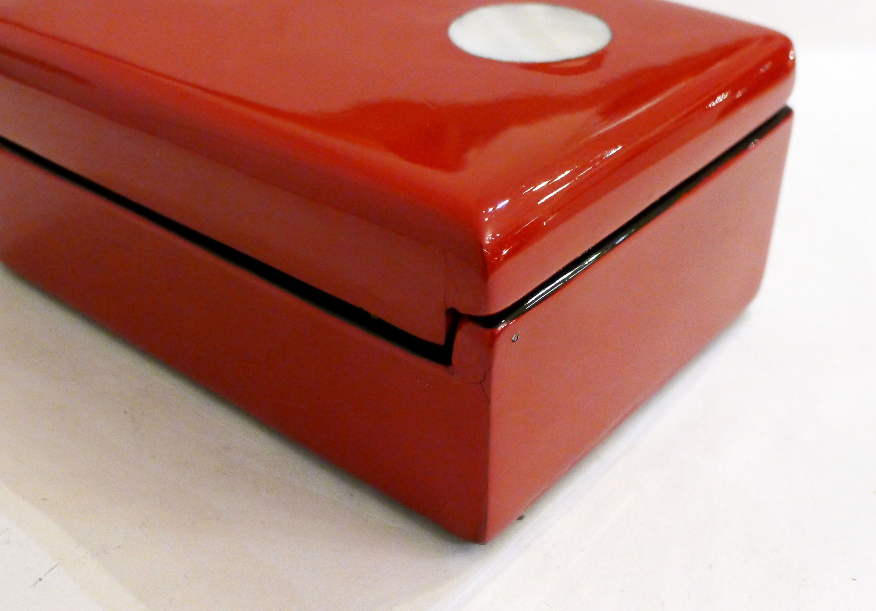 Coffret en bois laqué rouge et décor nacre
