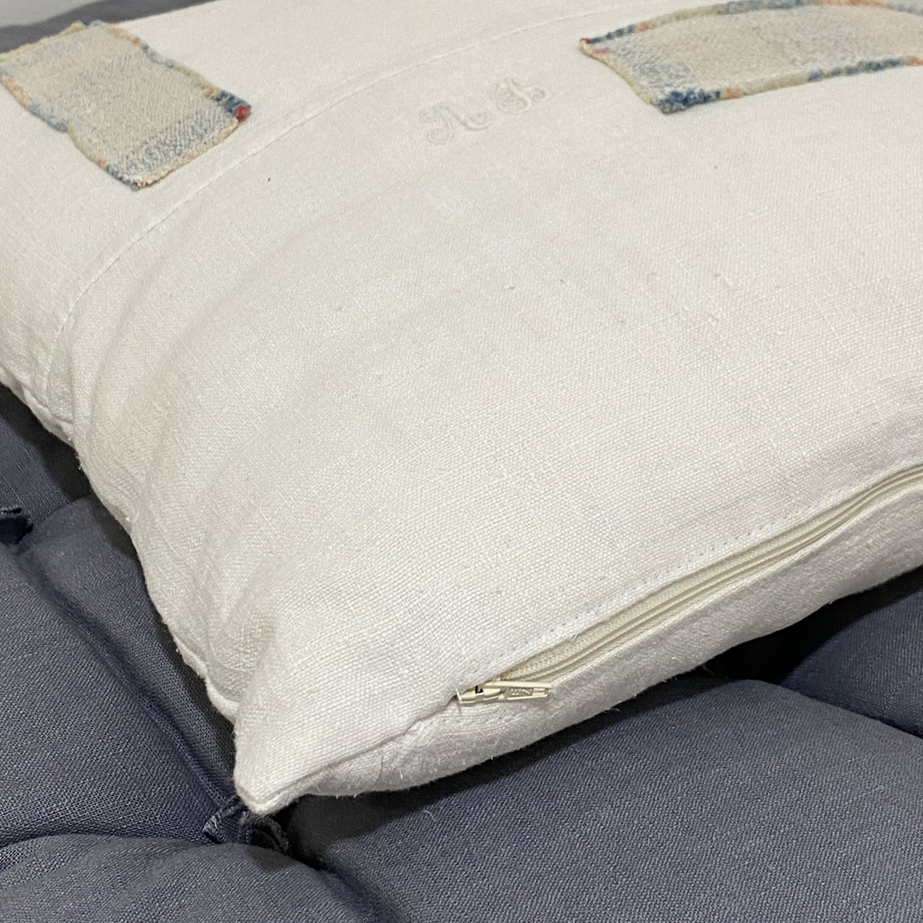Coussin carré en toile ancienne style kilim tissé, patché, monogramme AB