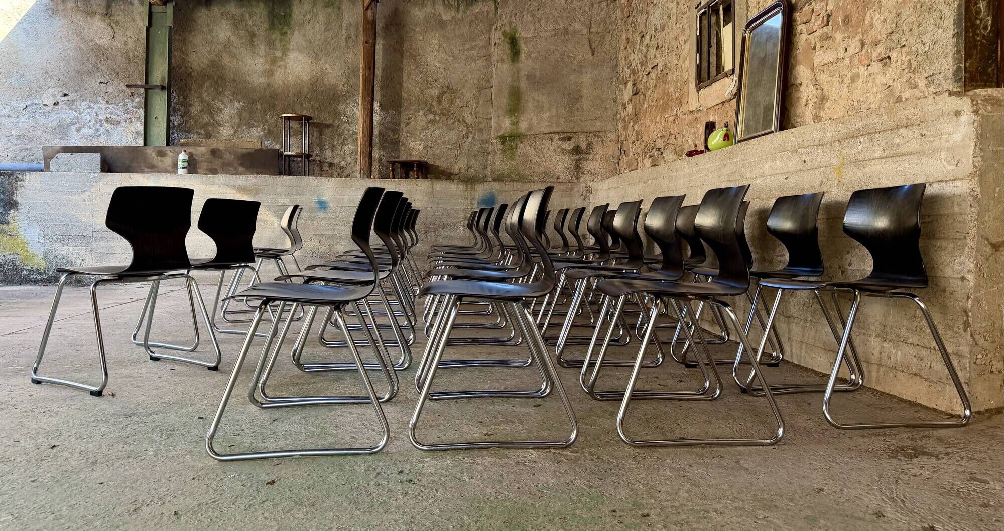 ✨ Set of 100 black Pagholz Flototto chairs – Chrome tubular frame