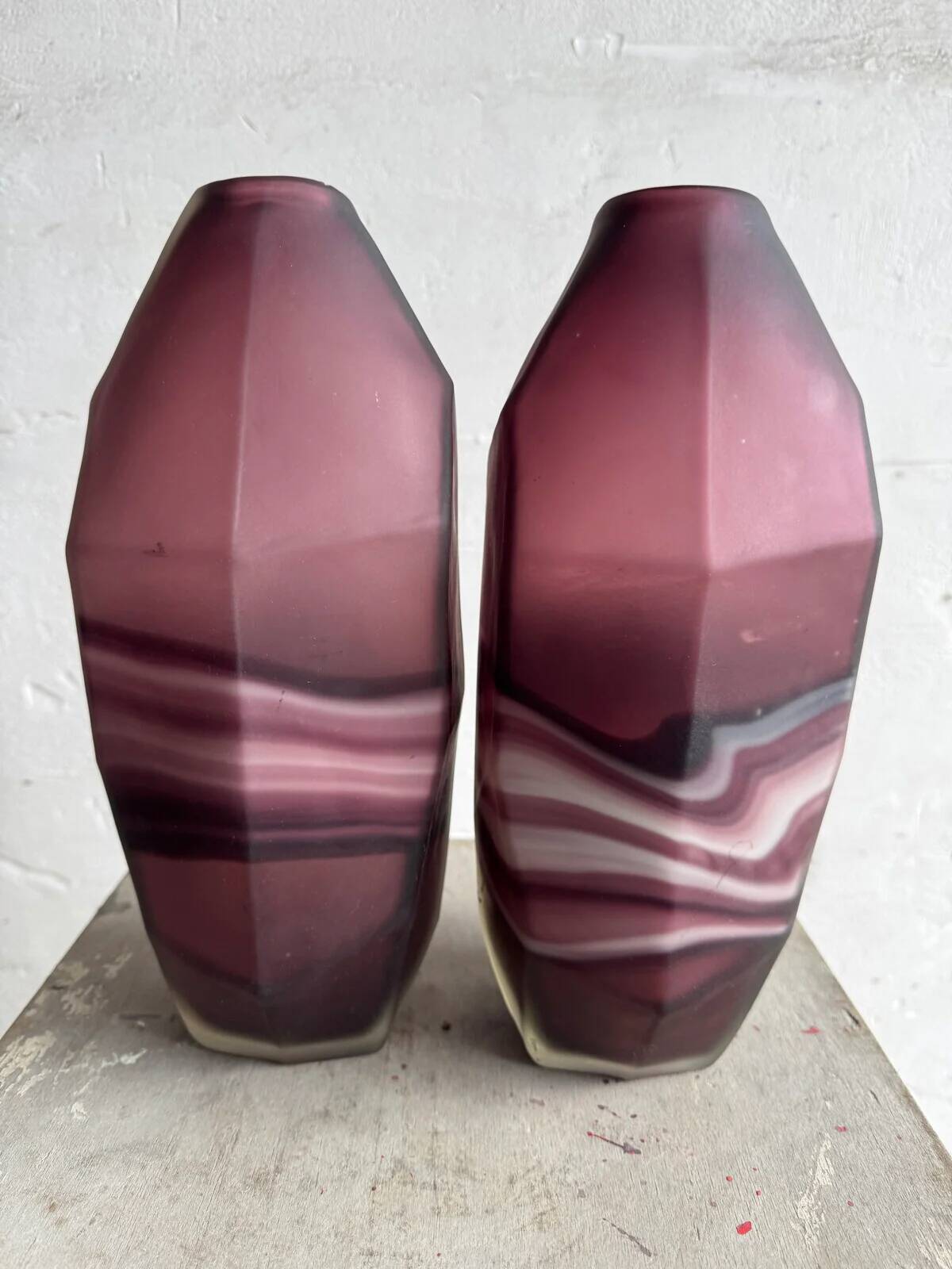 Ensemble de vases en verre améthyste et blanc à motifs tourbillonnants — Paire de vases géométriques à facettes en verre moderne