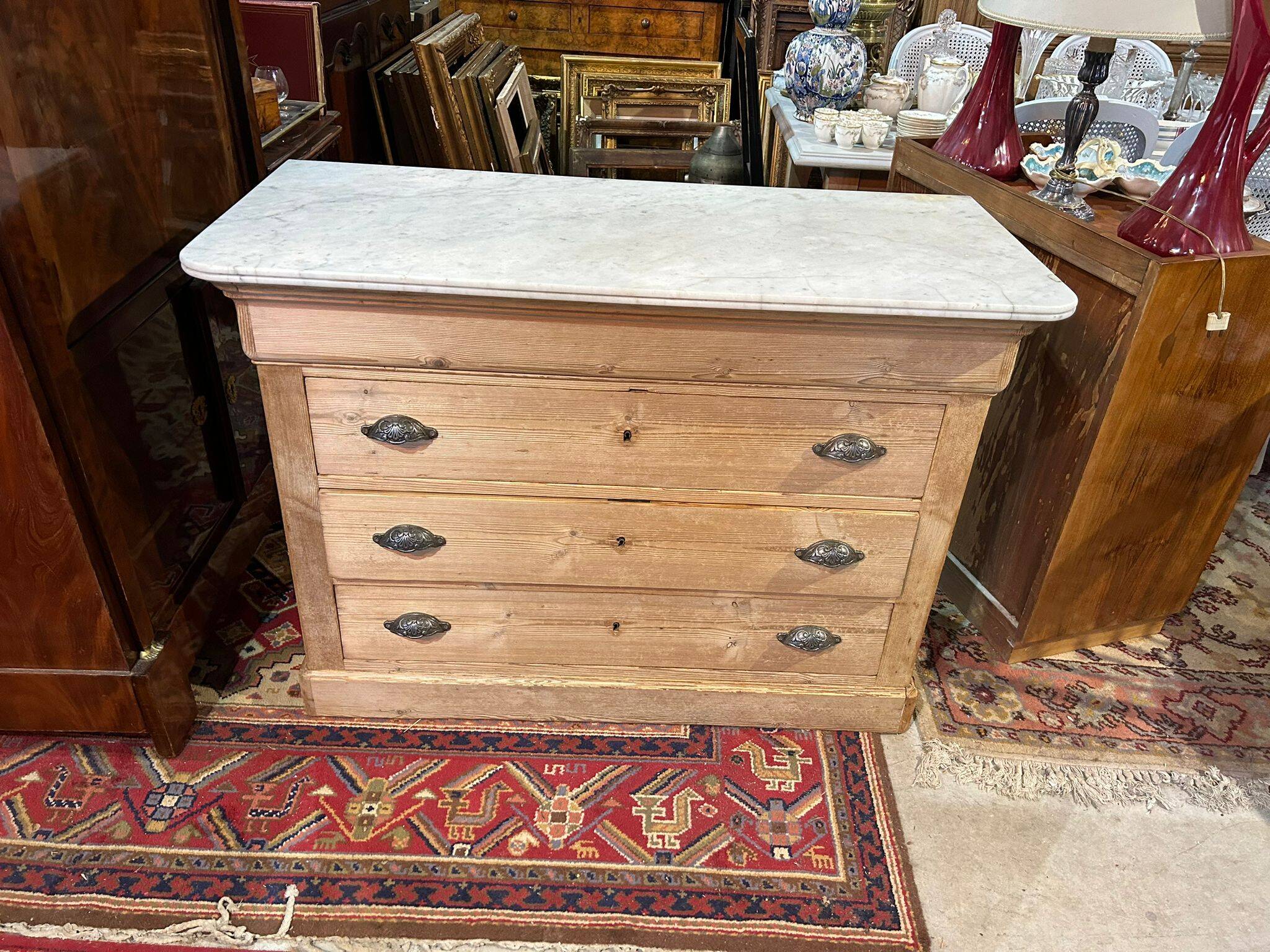 Commode Louis Philippe en pitchpin sur plinthes