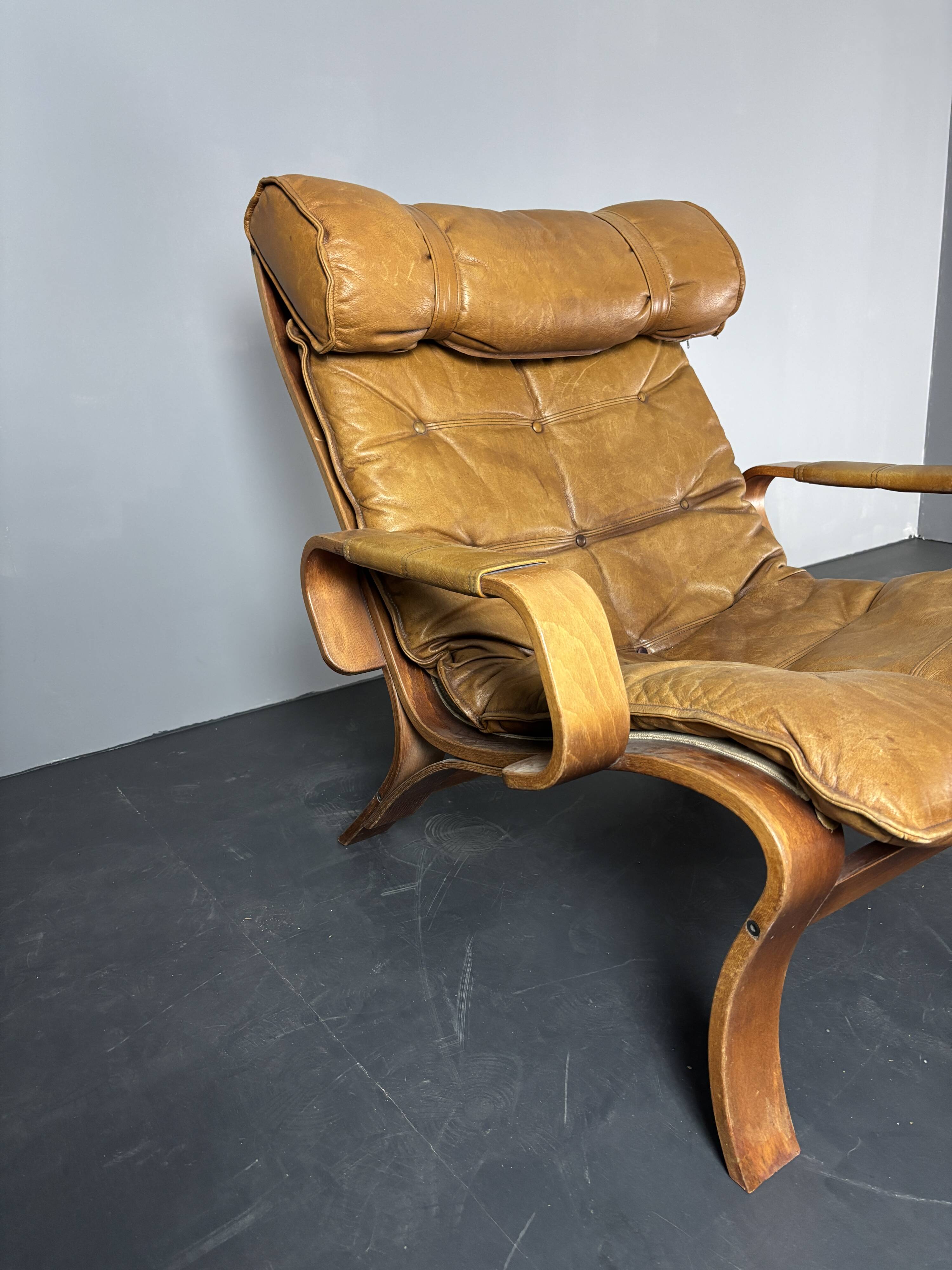 Fauteuil de salon suédois en cuir et bois courbé par Jan Bengstsson, années 1970