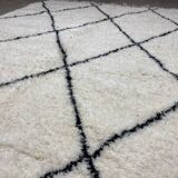 White wool carpet with diamonds 197x295cm