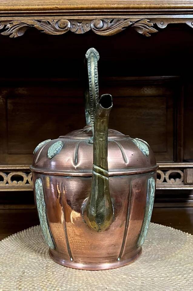 Orientalist kettle in hammered copper, 19th century, pretty shape with chiseled decorations