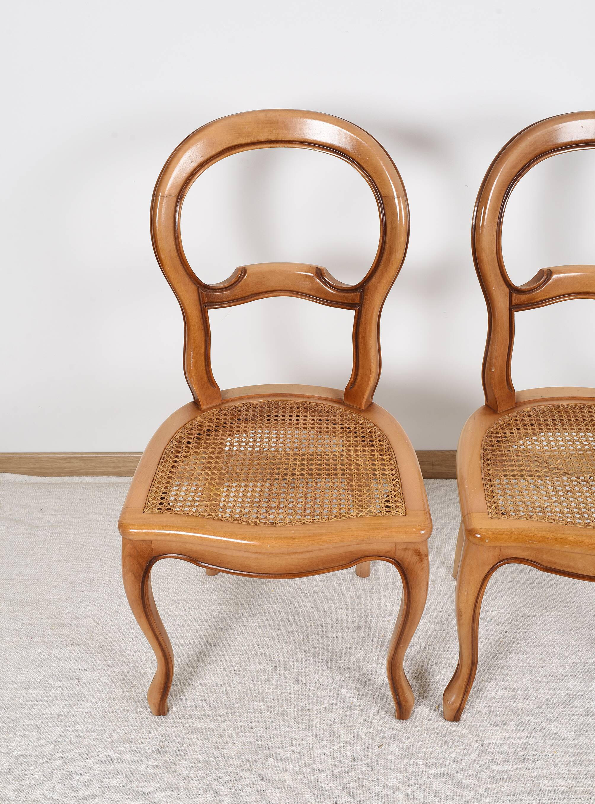 Paire de chaises cannées, en bois