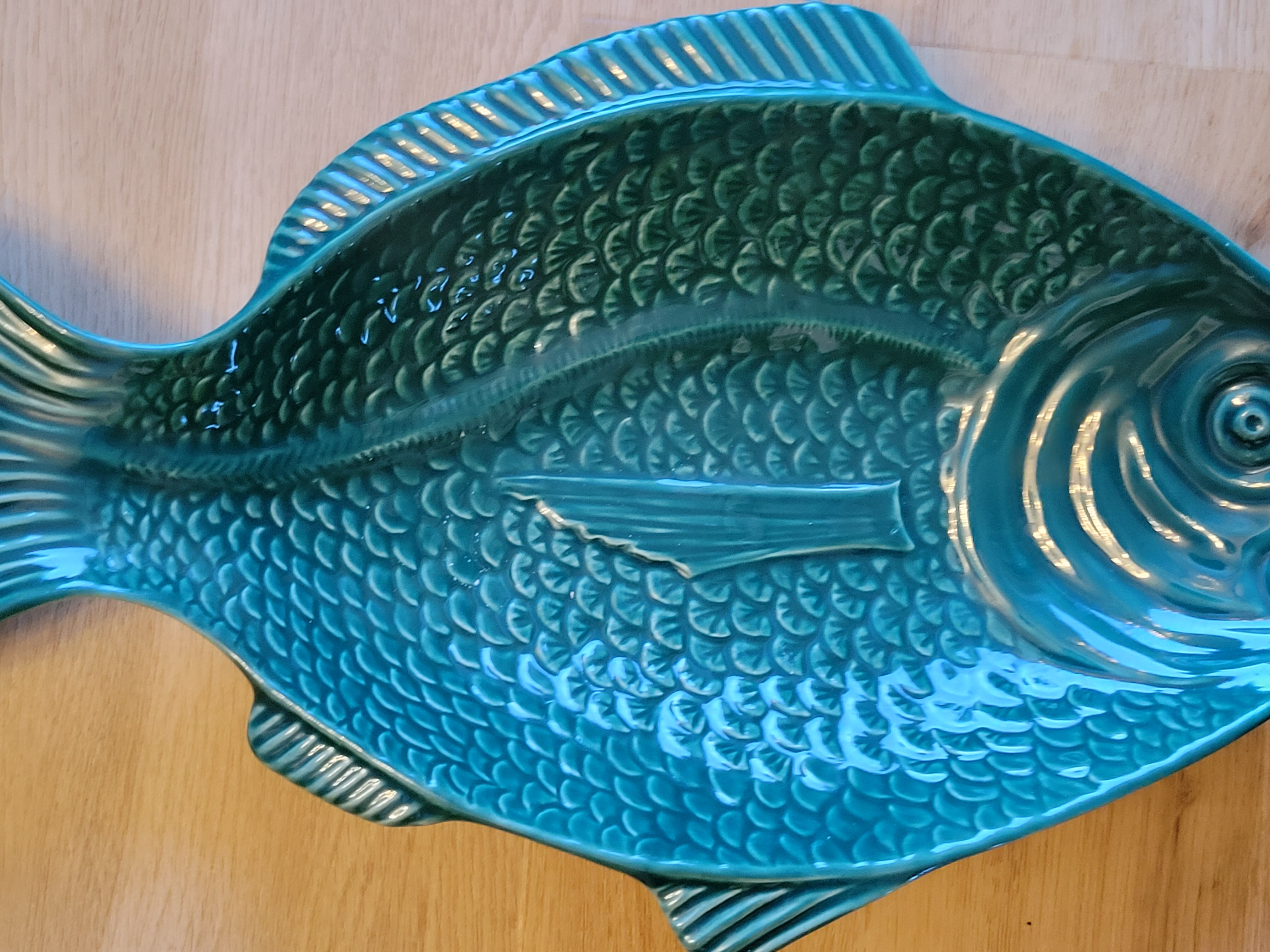 Ceramic serving flat plate in the shape of green fish