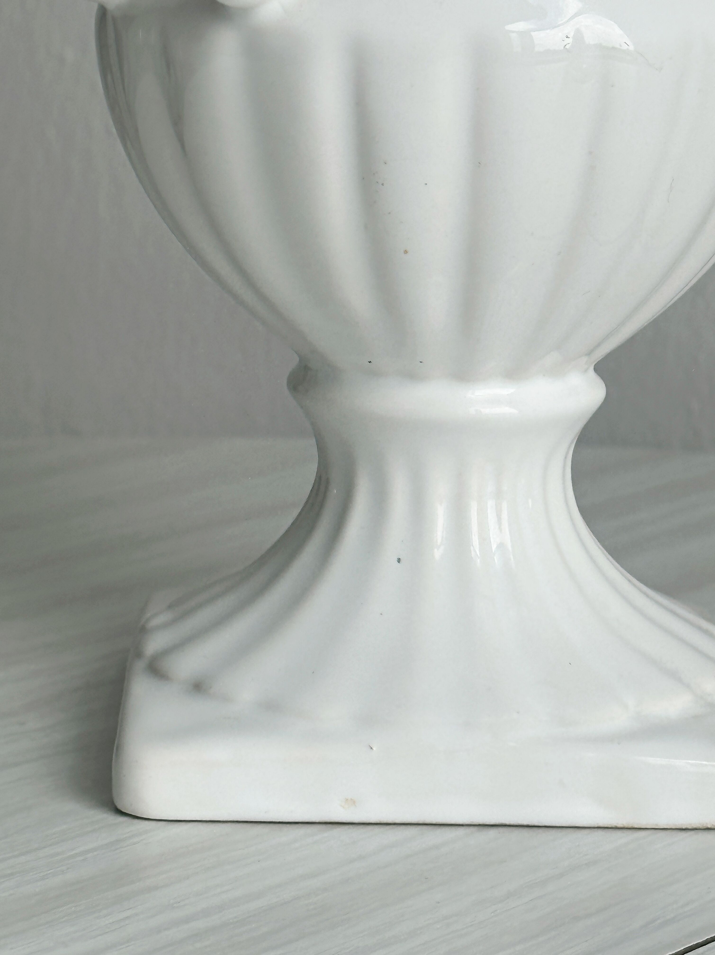 Médicis cache-pot vase in white porcelain