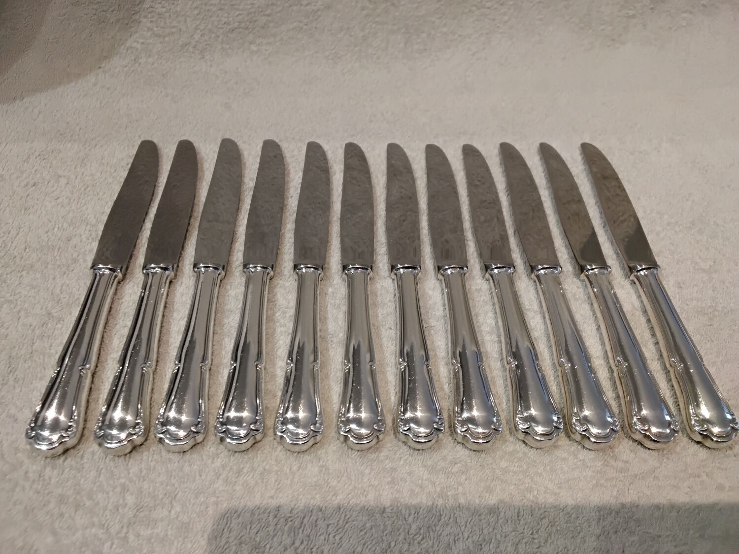 12 dessert knives with silver-plated metal handles, silversmith Ercuis Valencay