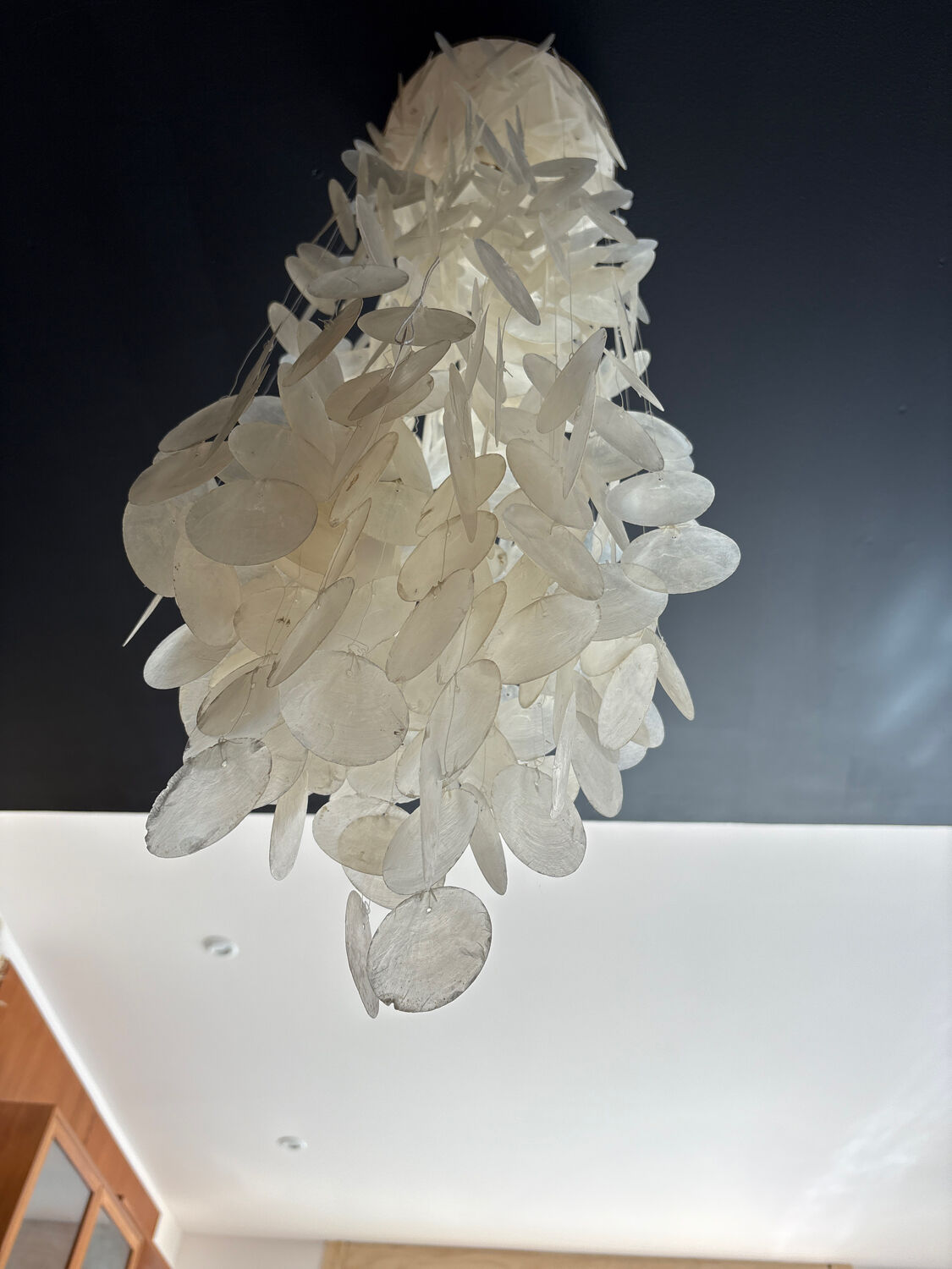 Mother-of-pearl suspension