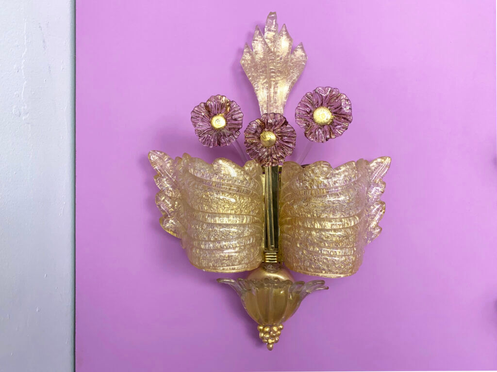 Trio / Ensemble de 3 appliques "Grand Hotel" par Barovier & Toso, Murano, Italie, années 1950. Verre vénitien avec de la poussière d'or et des fleurs en verre violet.