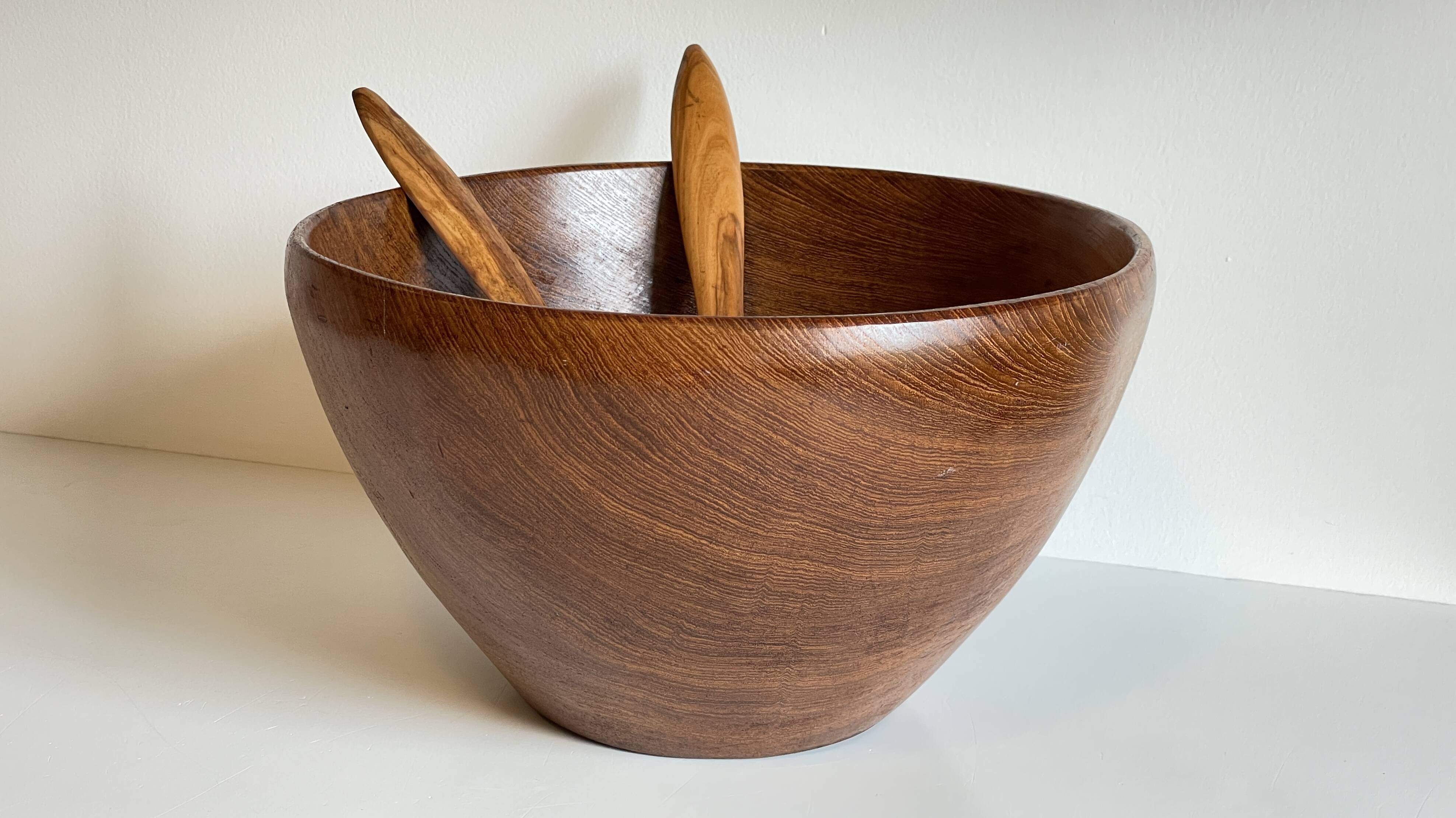 Scandinavian salad bowl in solid teak and cutlery