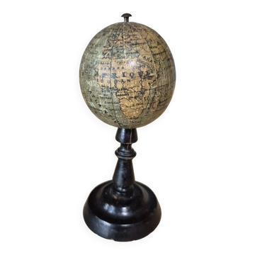 Ancien globe terrestre miniature