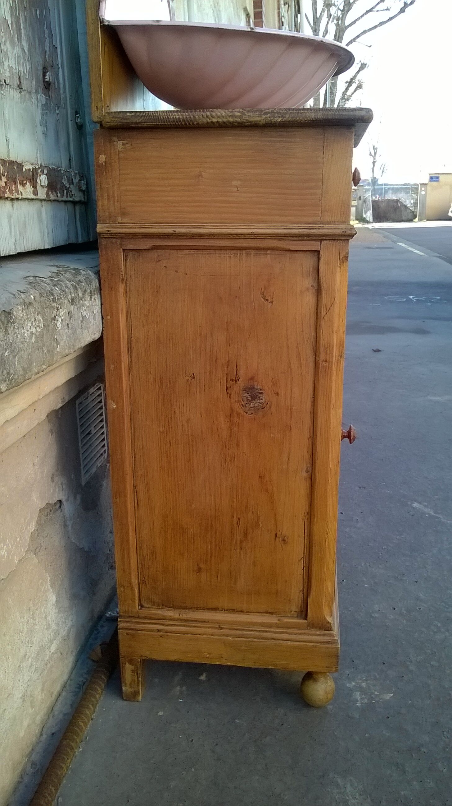 Toilet furniture 1900