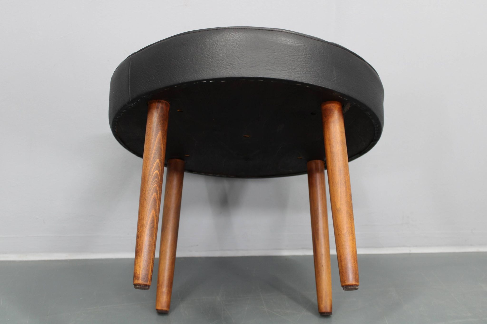 Tabouret danois en cuir des années 1960