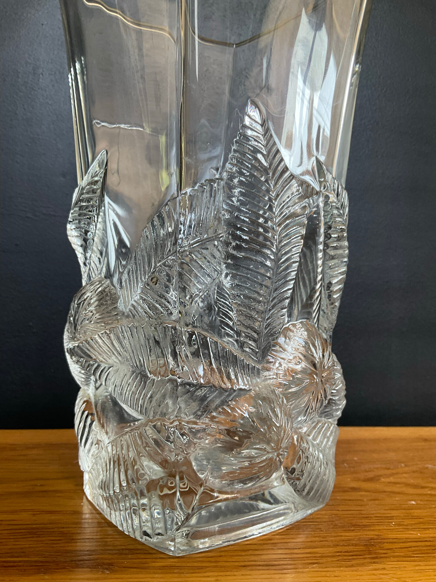 Grand vase vintage en verre moulé pressé