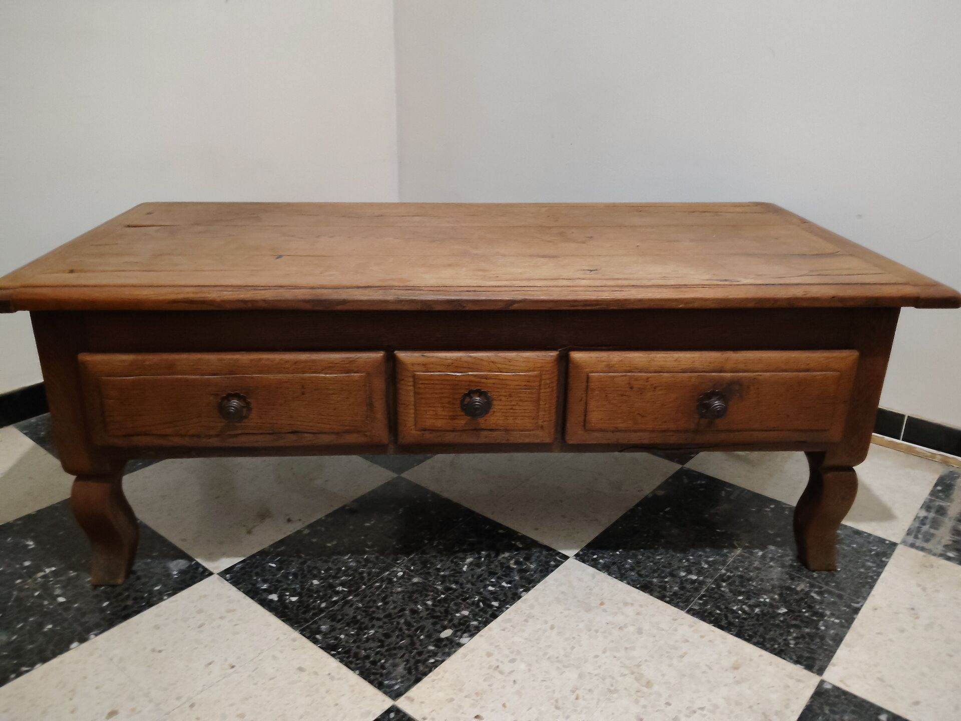 Rustic oak coffee table – Apothecary spirit – 19th century