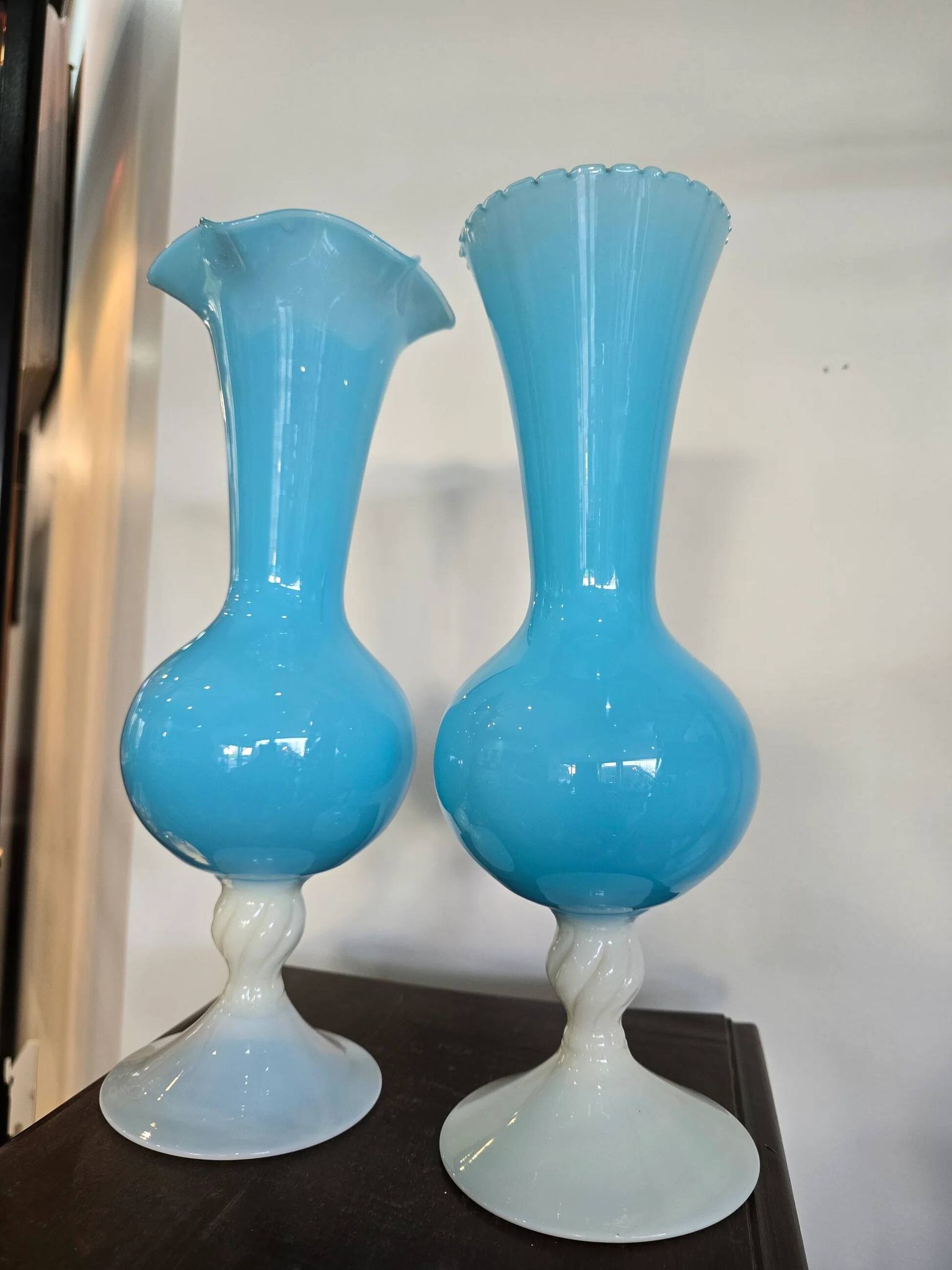 Paire de vase en verre soufflé bleu opalin – H. 35 cm