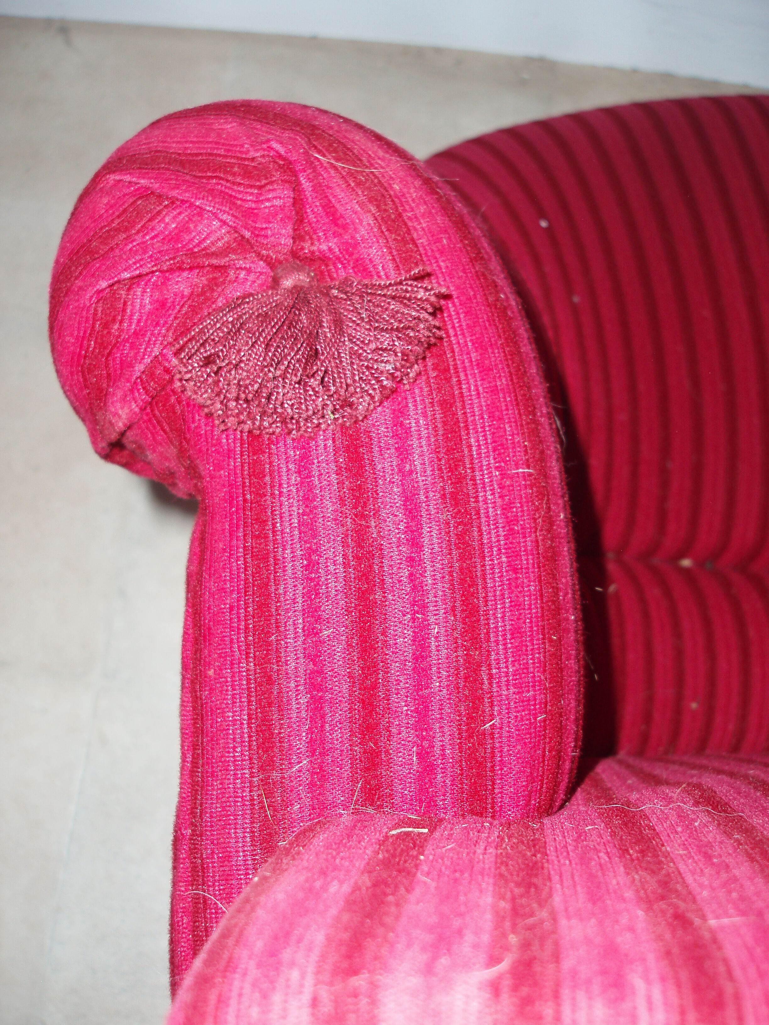 2-seater red velvet vintage sofa