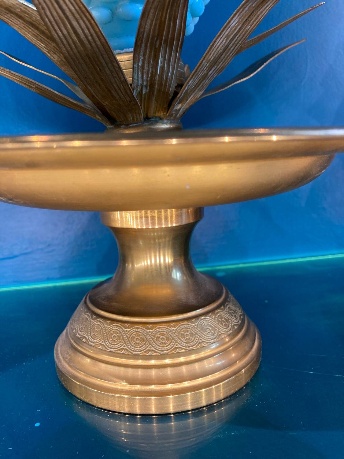Decorative bowl, dish and leaves in brass.