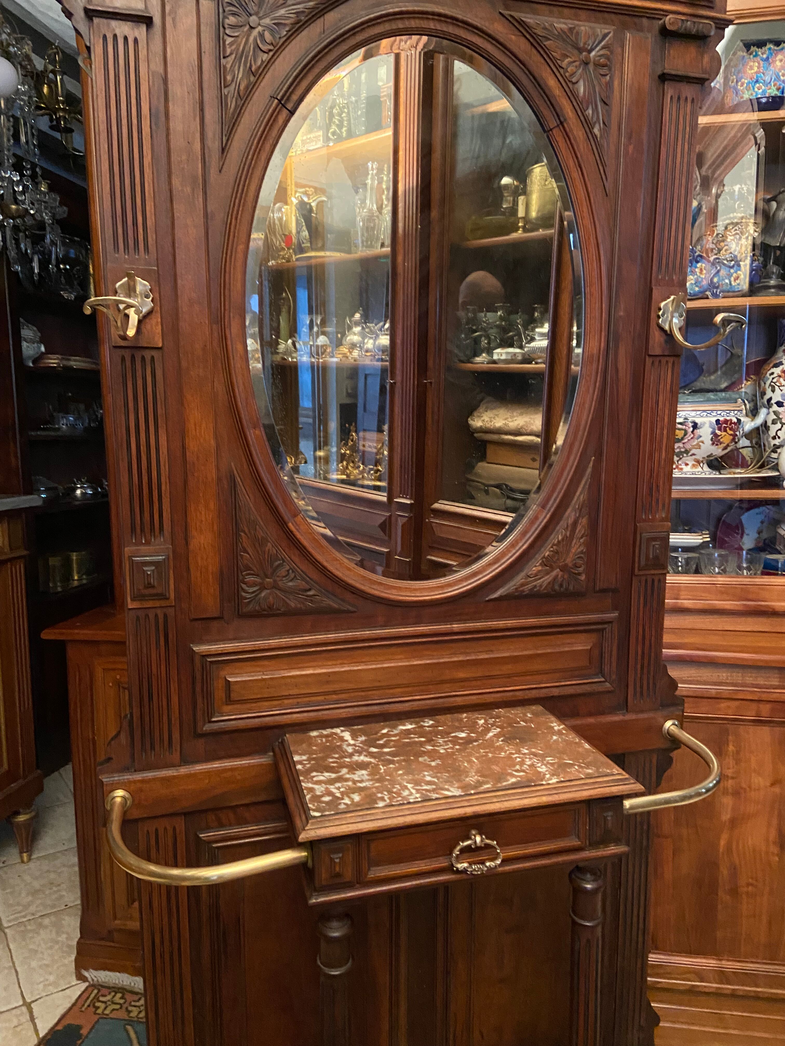 Porte-manteau de vestibule en noyer massif avec miroir ovale et patères en bronze