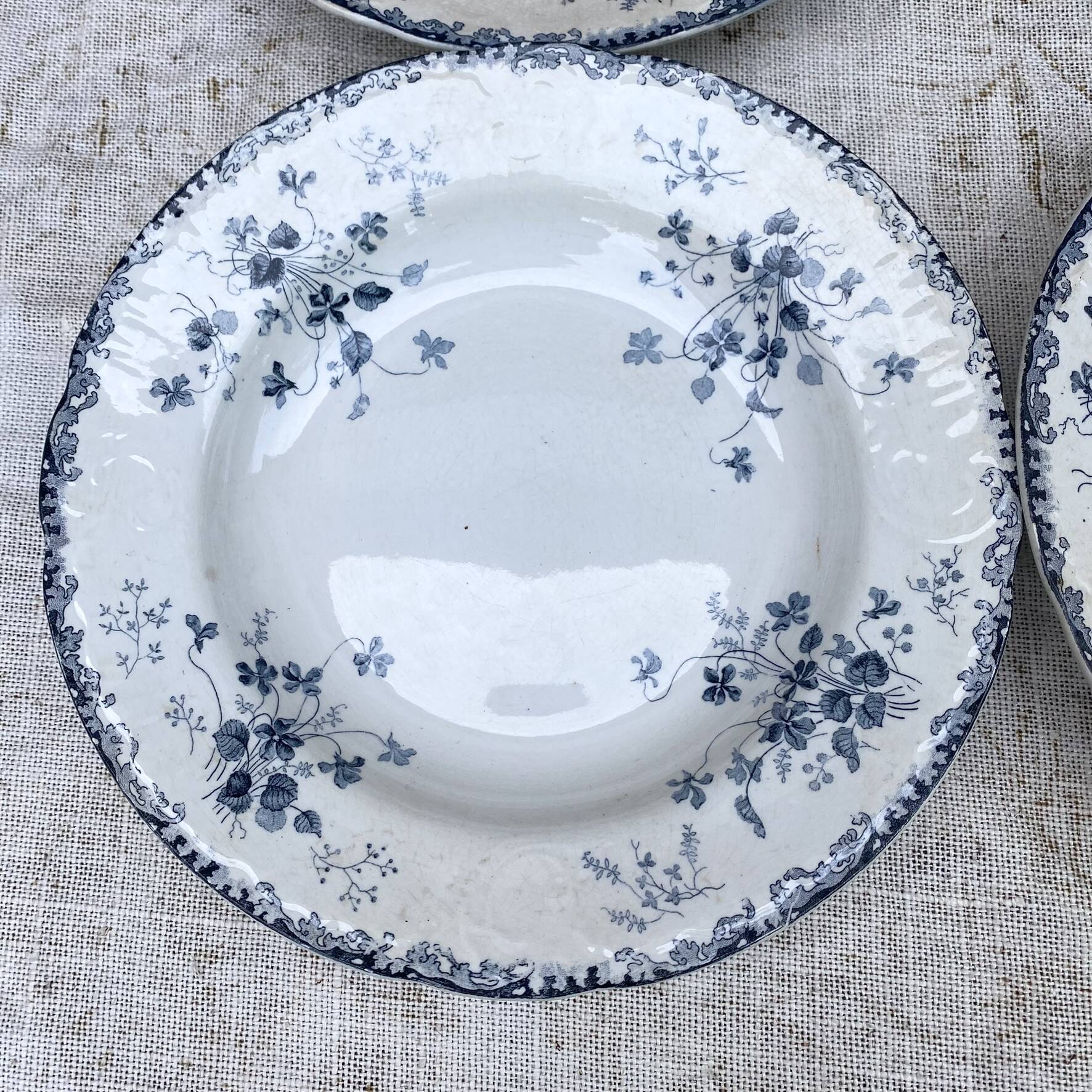 Assiettes creuses en terre de fer Emile Bourgeois Paris