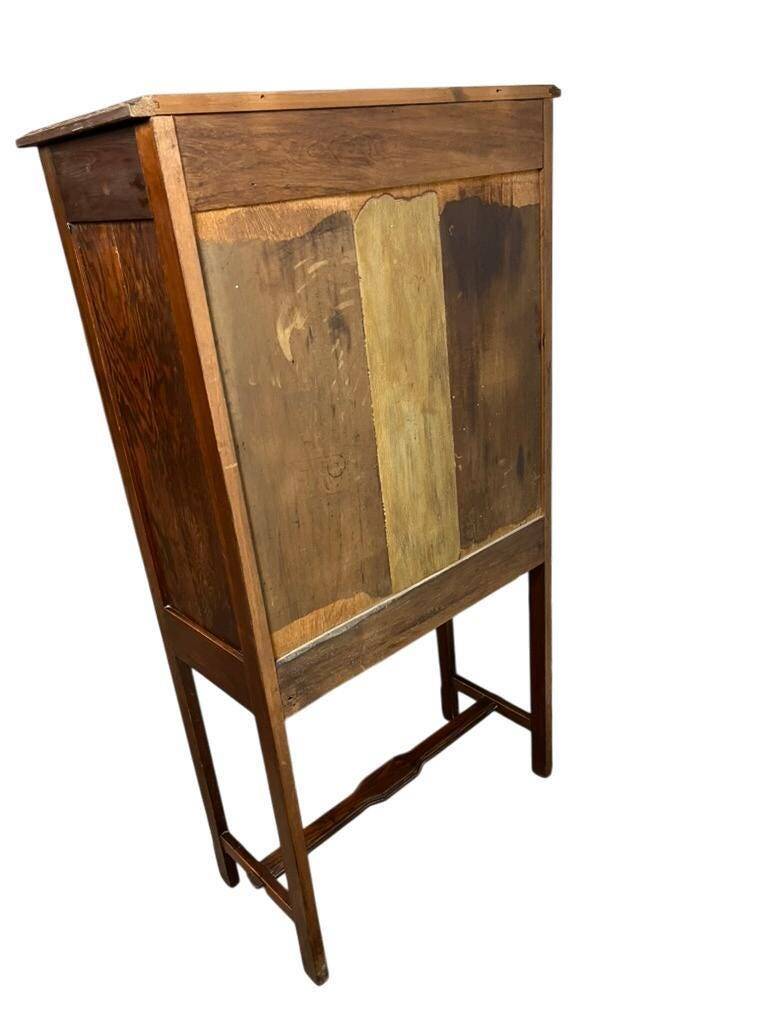 Vitrine vintage en bois sur pieds / étagère
