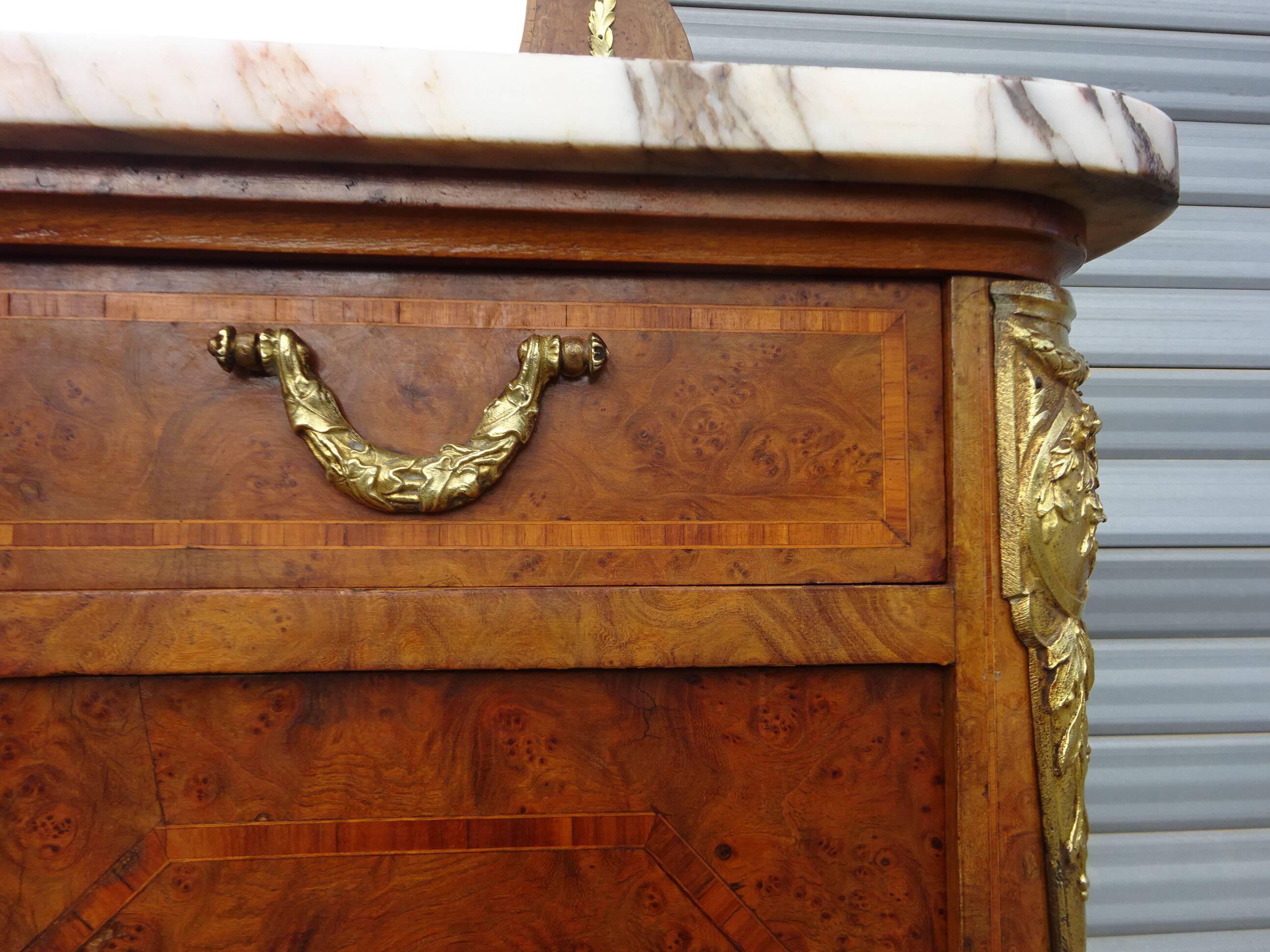 Très ancien buffet Louis XVI avec marbre, miroir et bronze