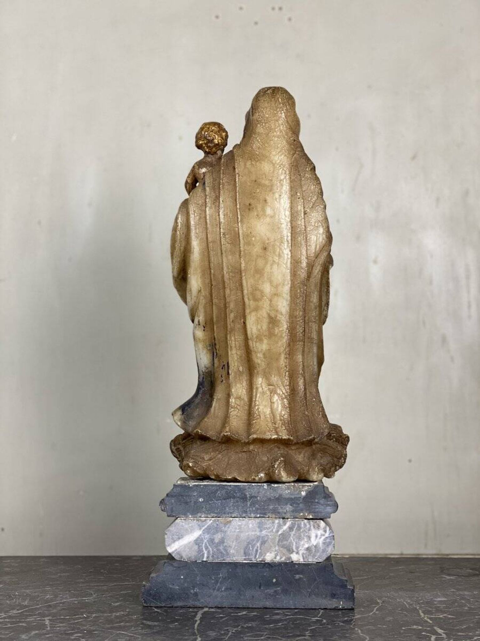 Virgin and Child in alabaster, significant trace of polychromy, Flanders 16th century.